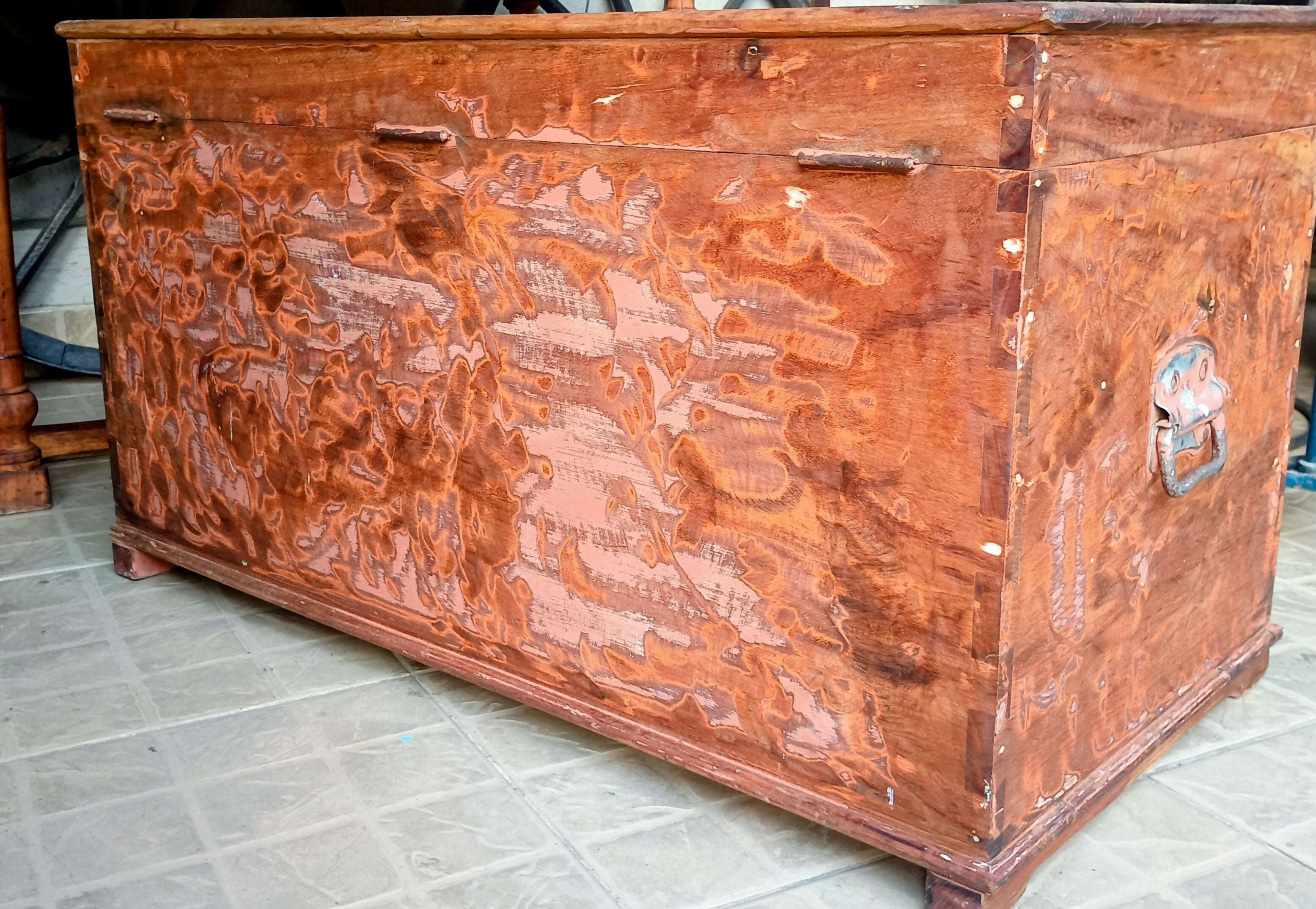 Baú antigo em peroba maciça final séc. XIX