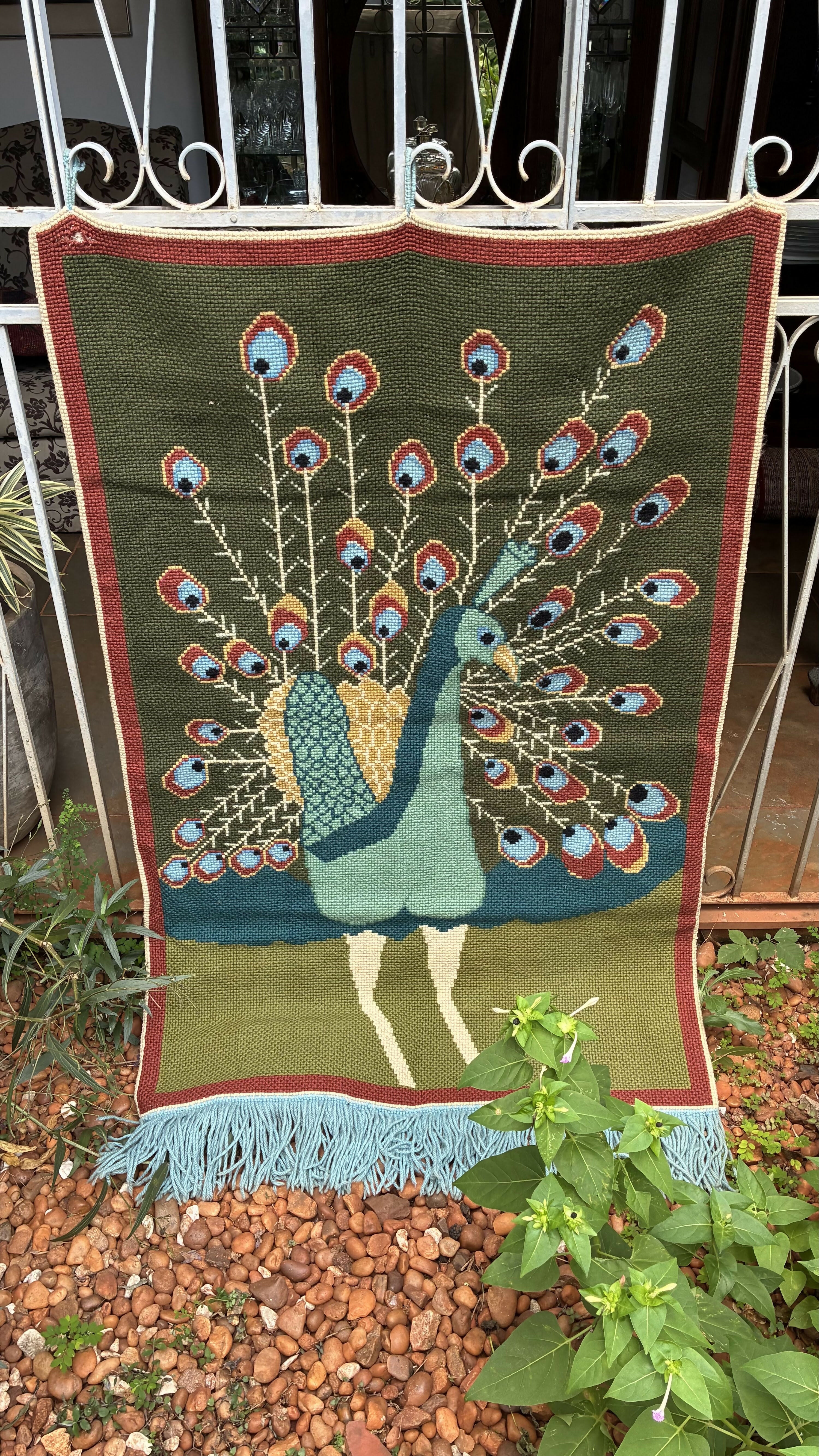 Tapeçaria decorativa de parede representando um Pavão