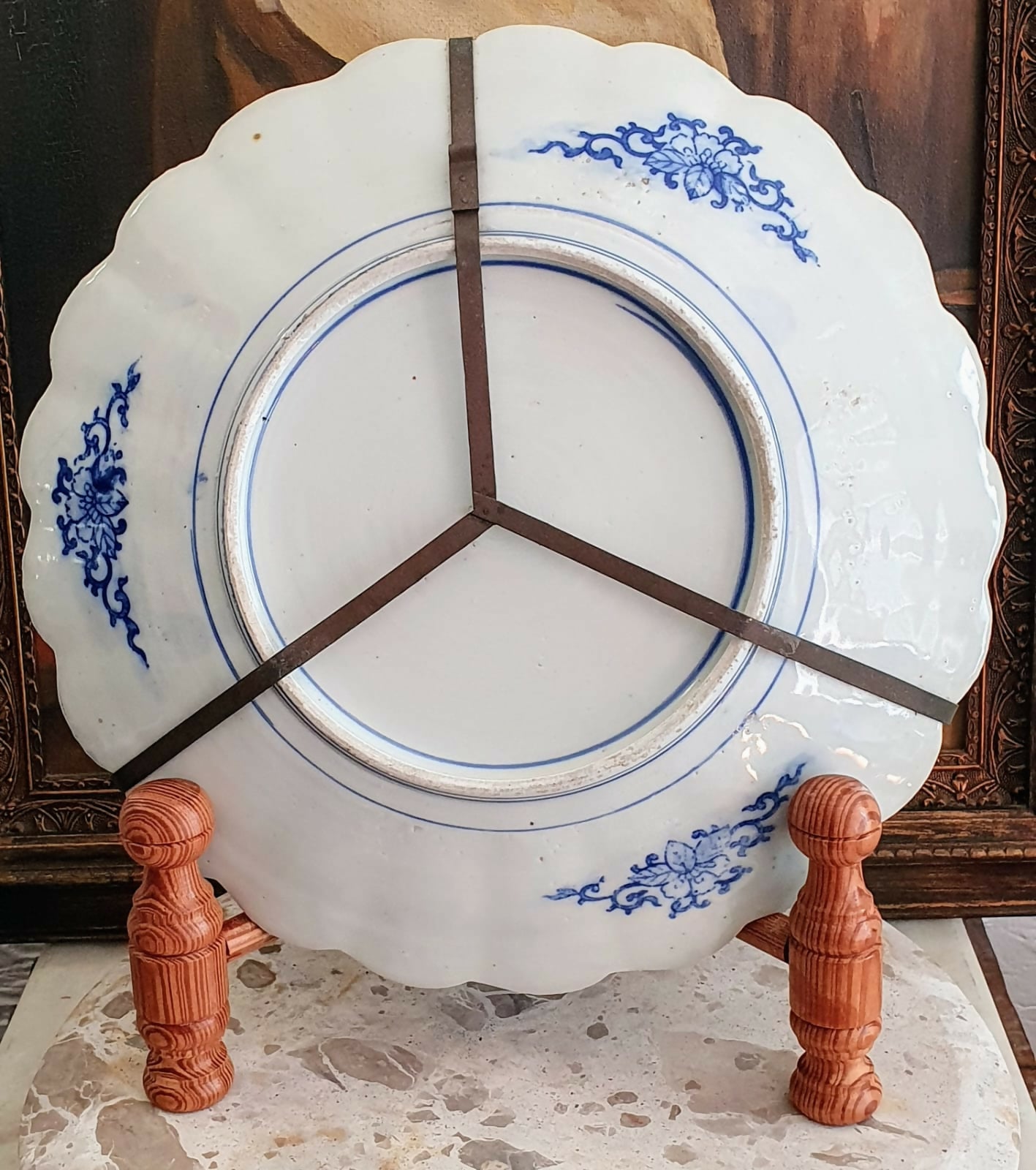 Maravilhoso medalhão decorativo antigo (cerca de 1900) em porcelana chinesa azul e branca.