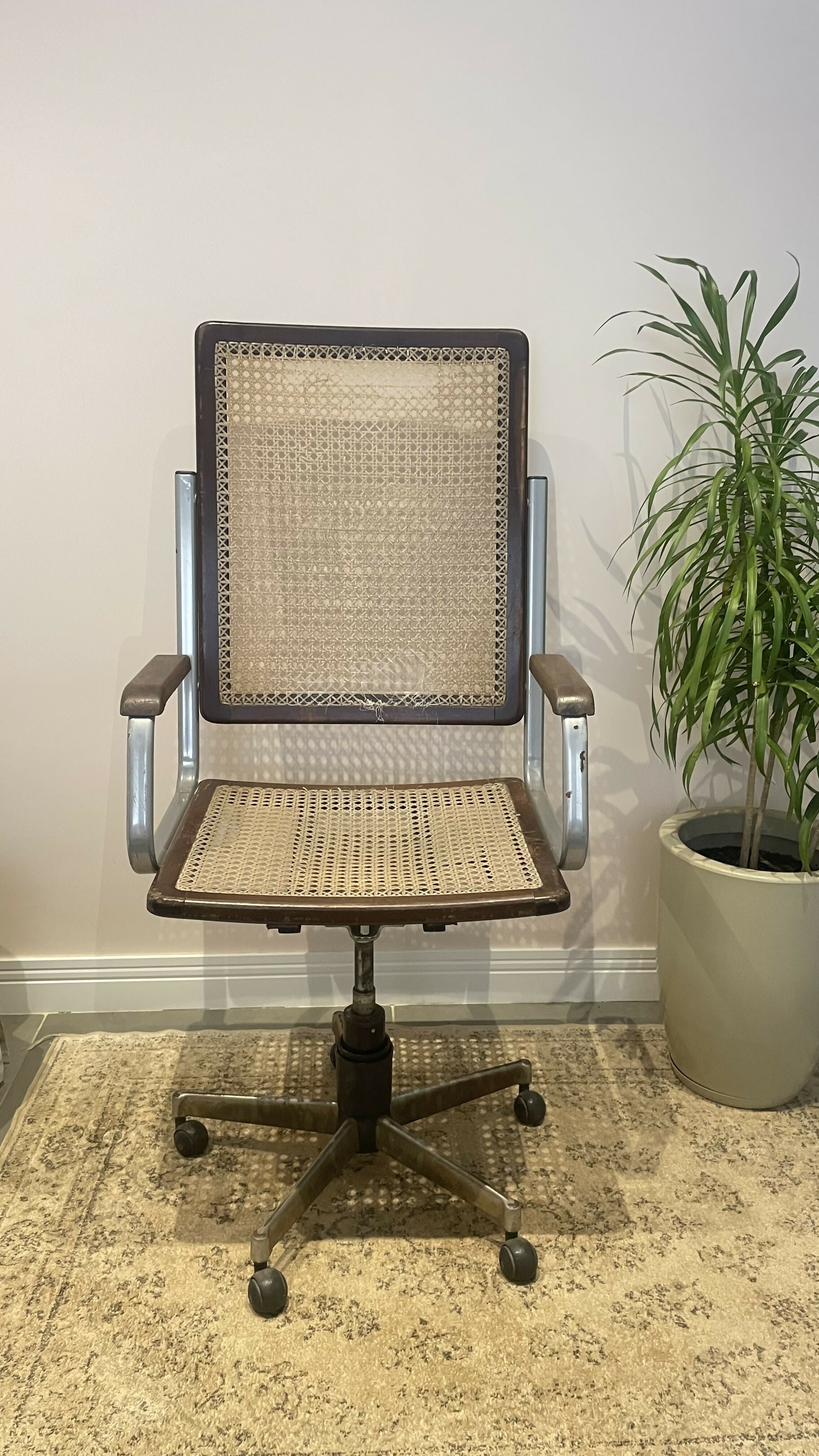 Cadeira Giratória Vintage de Palhinha — Design Modernista Brasileiro (anos 60/70)