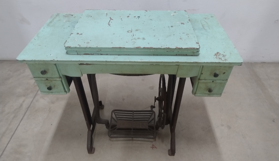 Máquina de Costura Elgin Antiga com Mesa