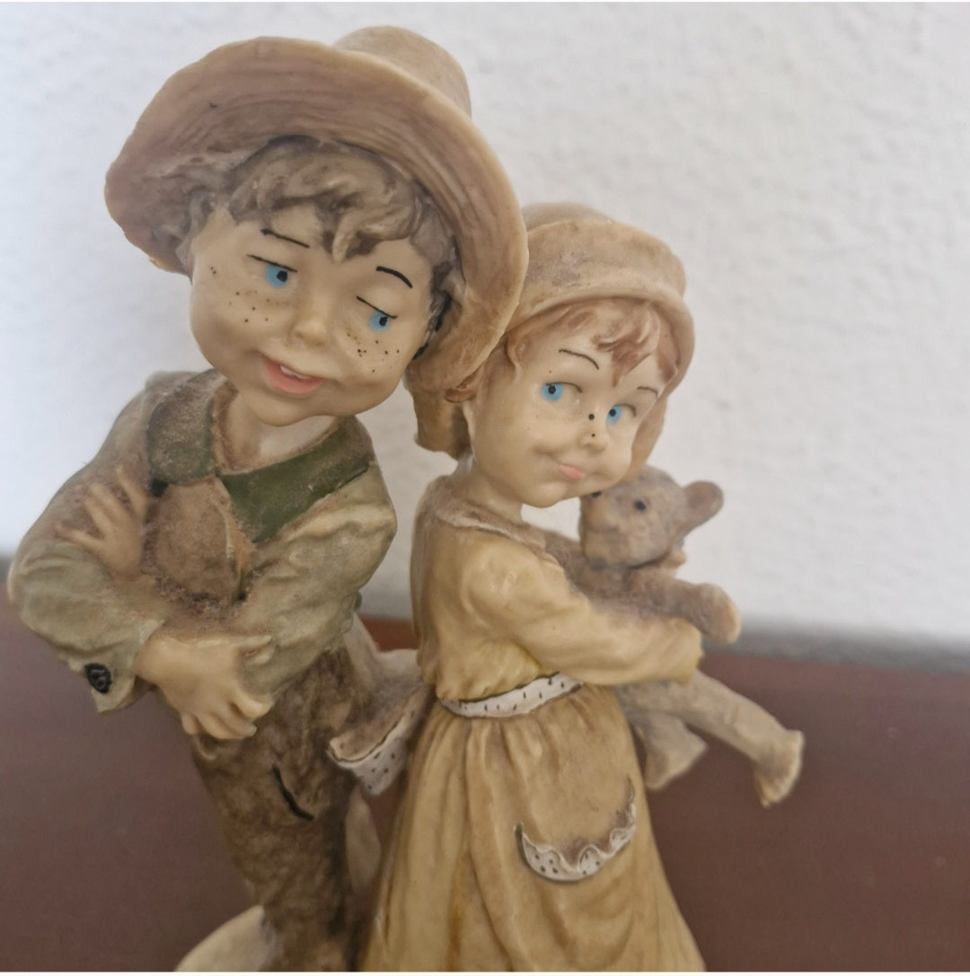 Estatueta de resina figura casal