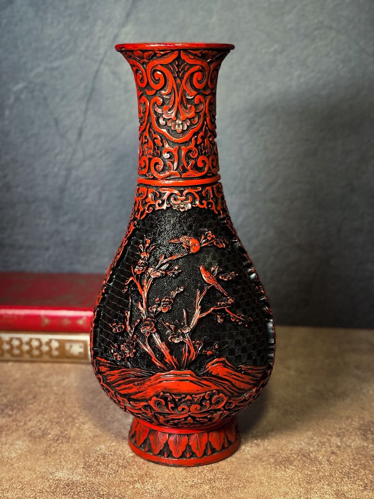 Vaso Chinês em Metal com Acabamento Cinnabar em Vermelho e Preto, Século XX