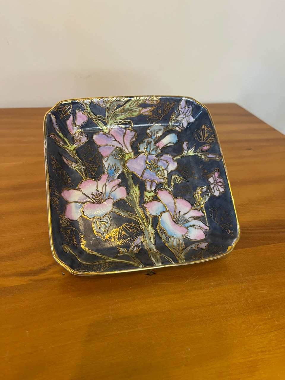 Prato Decorativo Quadrado Fleurette – Flores em Relevo e Dourado