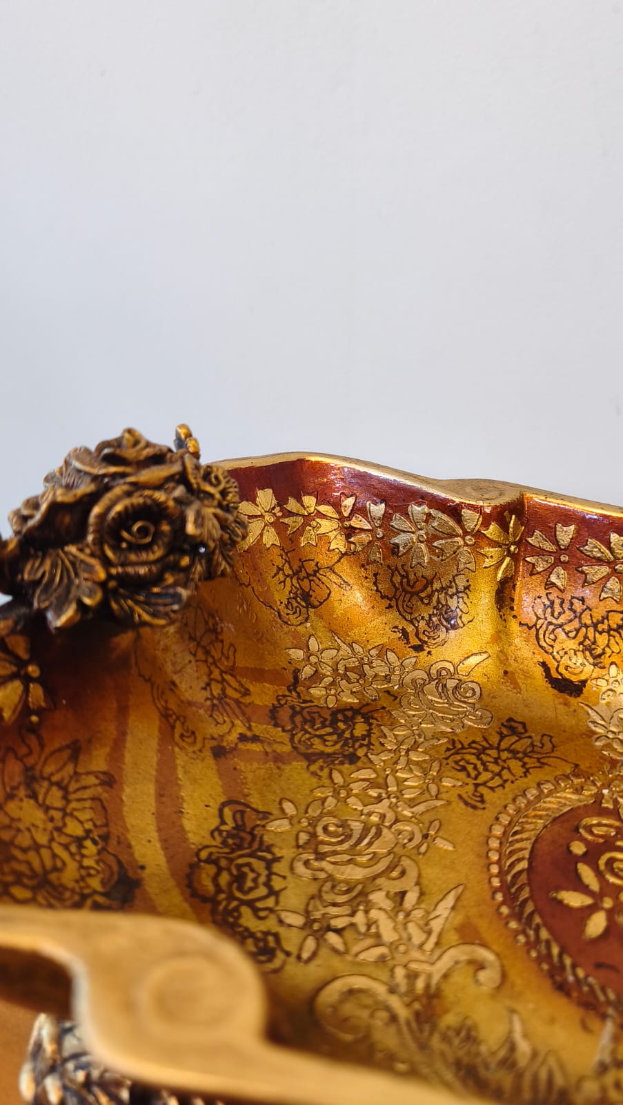 Centro de Mesa Decorativo Retangular Dourado com Motivos Florais – 30 × 19 cm