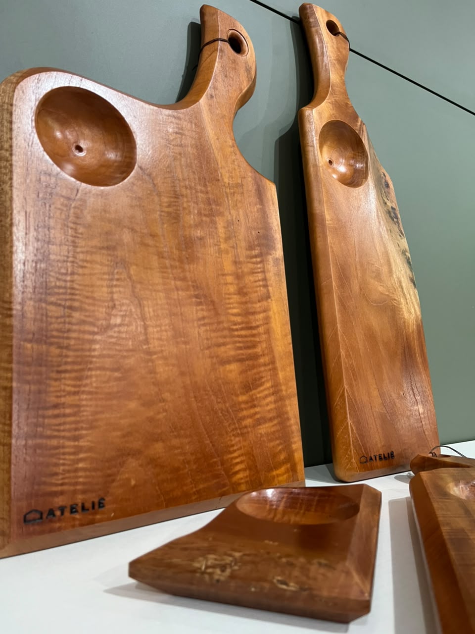 Conjunto de Tábuas e Petisqueiras Artesanais em Cedro-Rosa