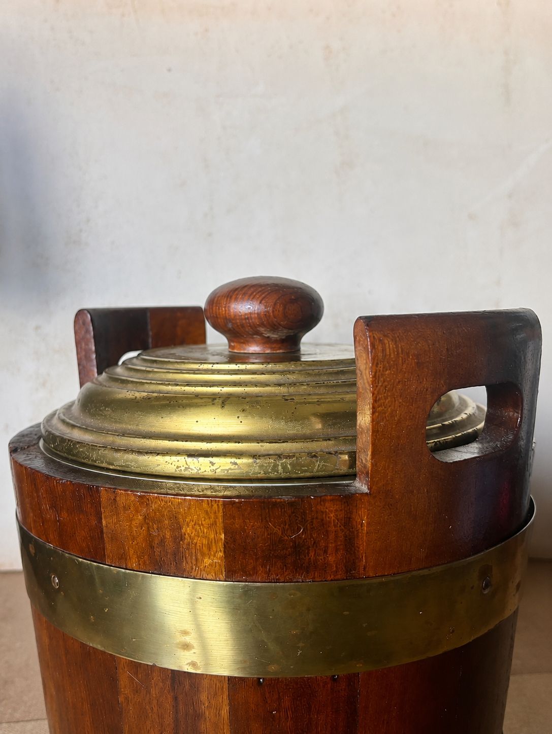 Balde de gelo em madeira nobre e metal dourado (DMCPS_332)