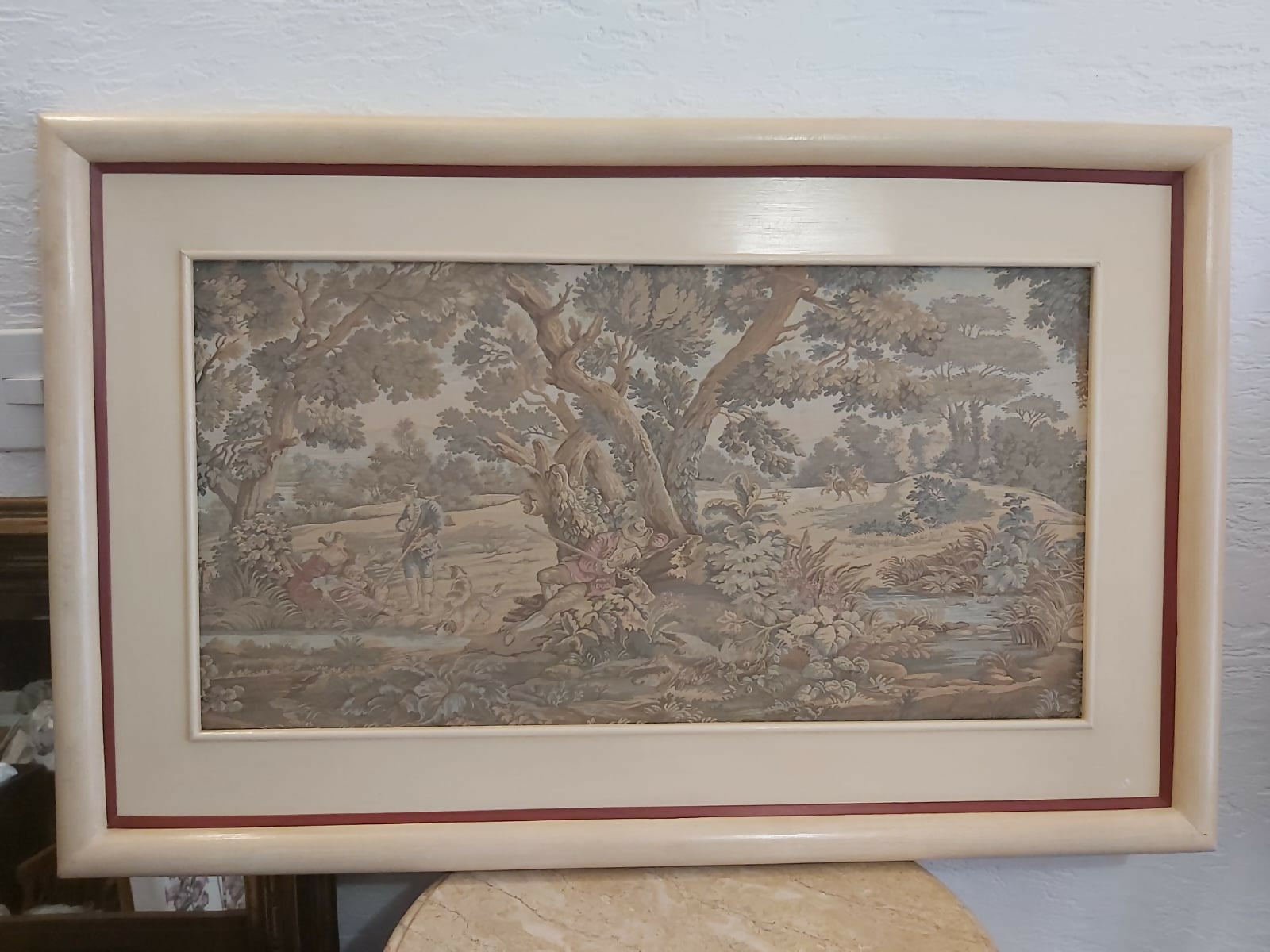 Grande e Incrível tapeçaria gobelin em estilo clássico francês com moldura em madeira laqueada. Impecável!