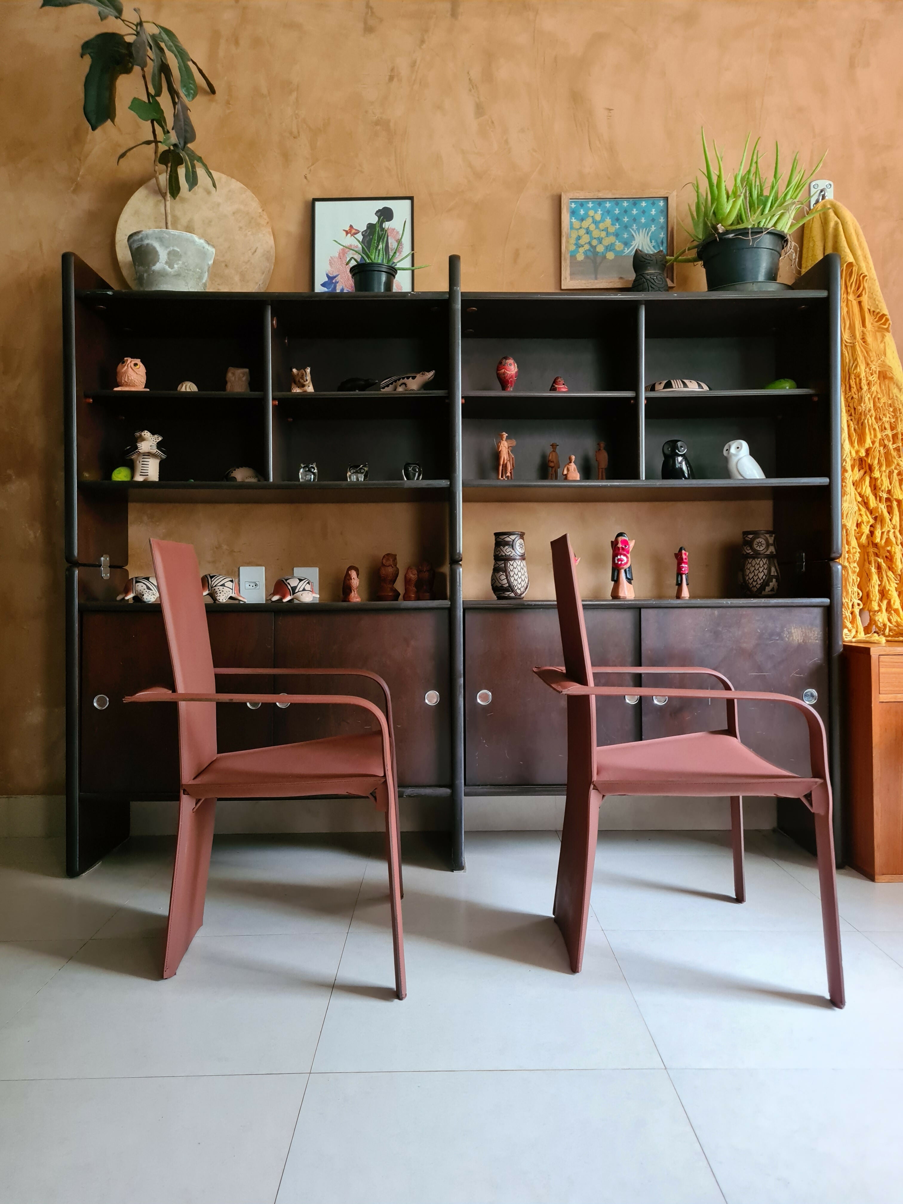 Par de cadeiras. com braço Ligne Roset em ferro e couro