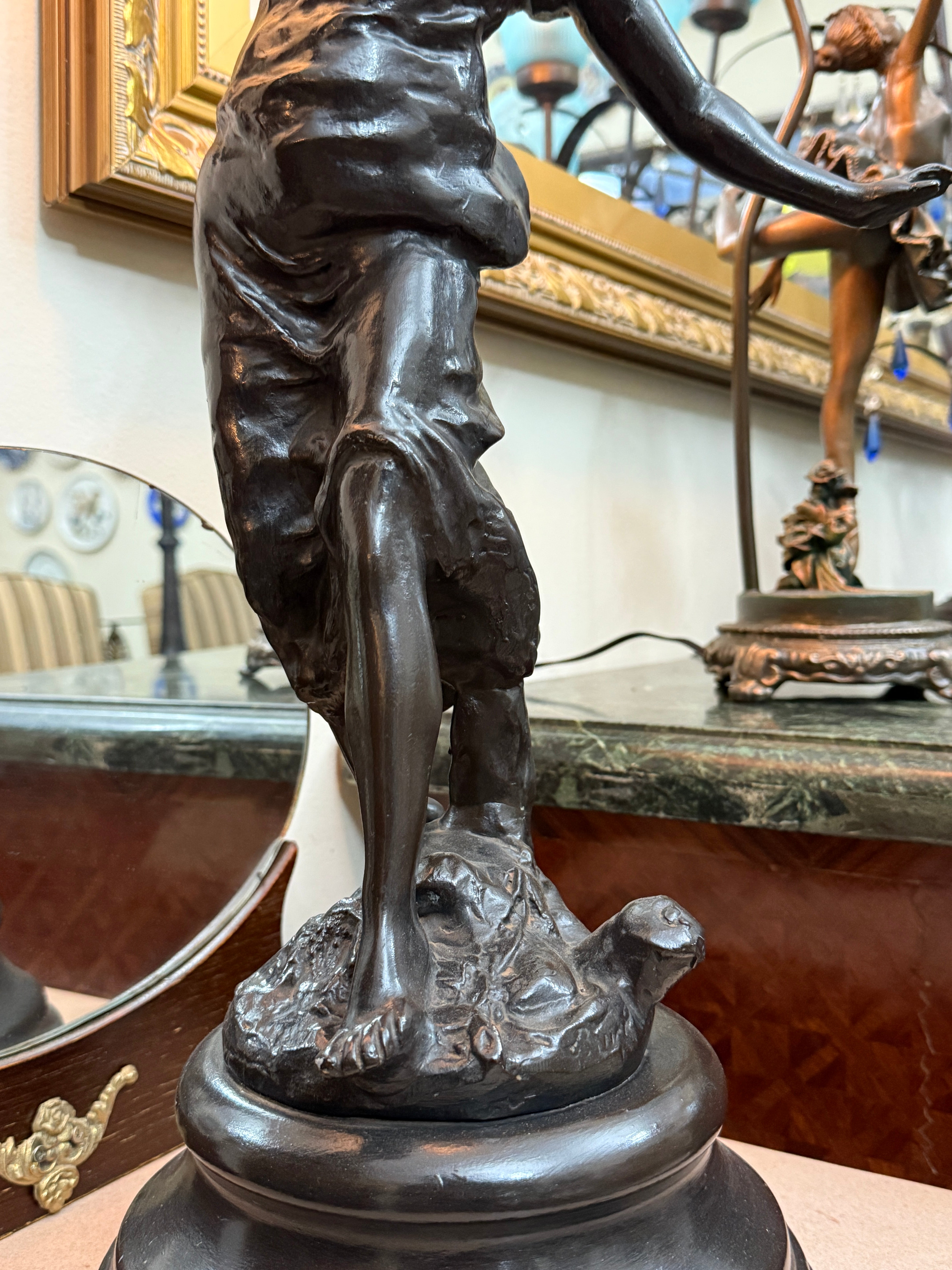 Grande Luminária de mesa em Petit Bronze com figura feminina 