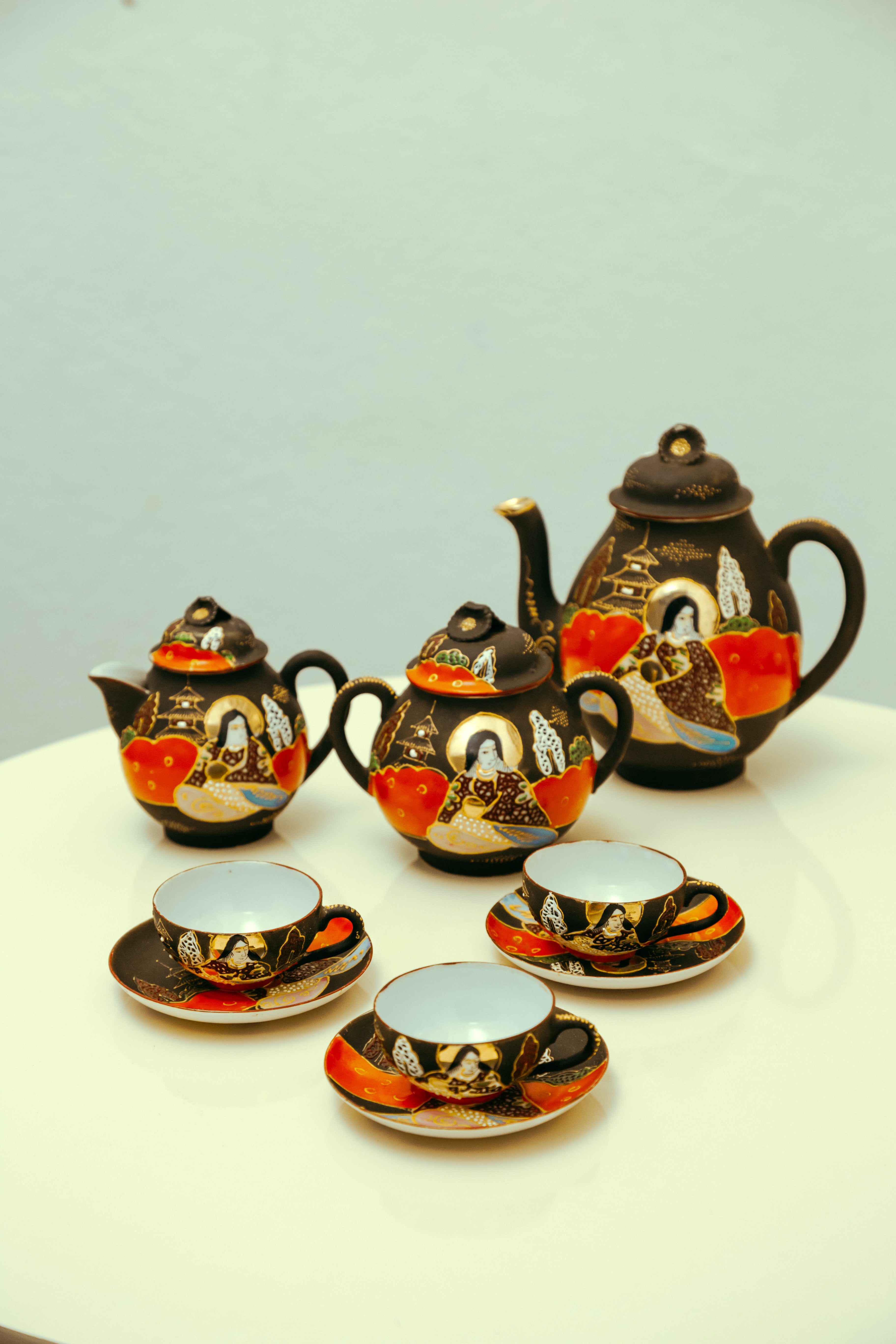Jogo de café em porcelana japonesa casca de ovo com fundo preto 