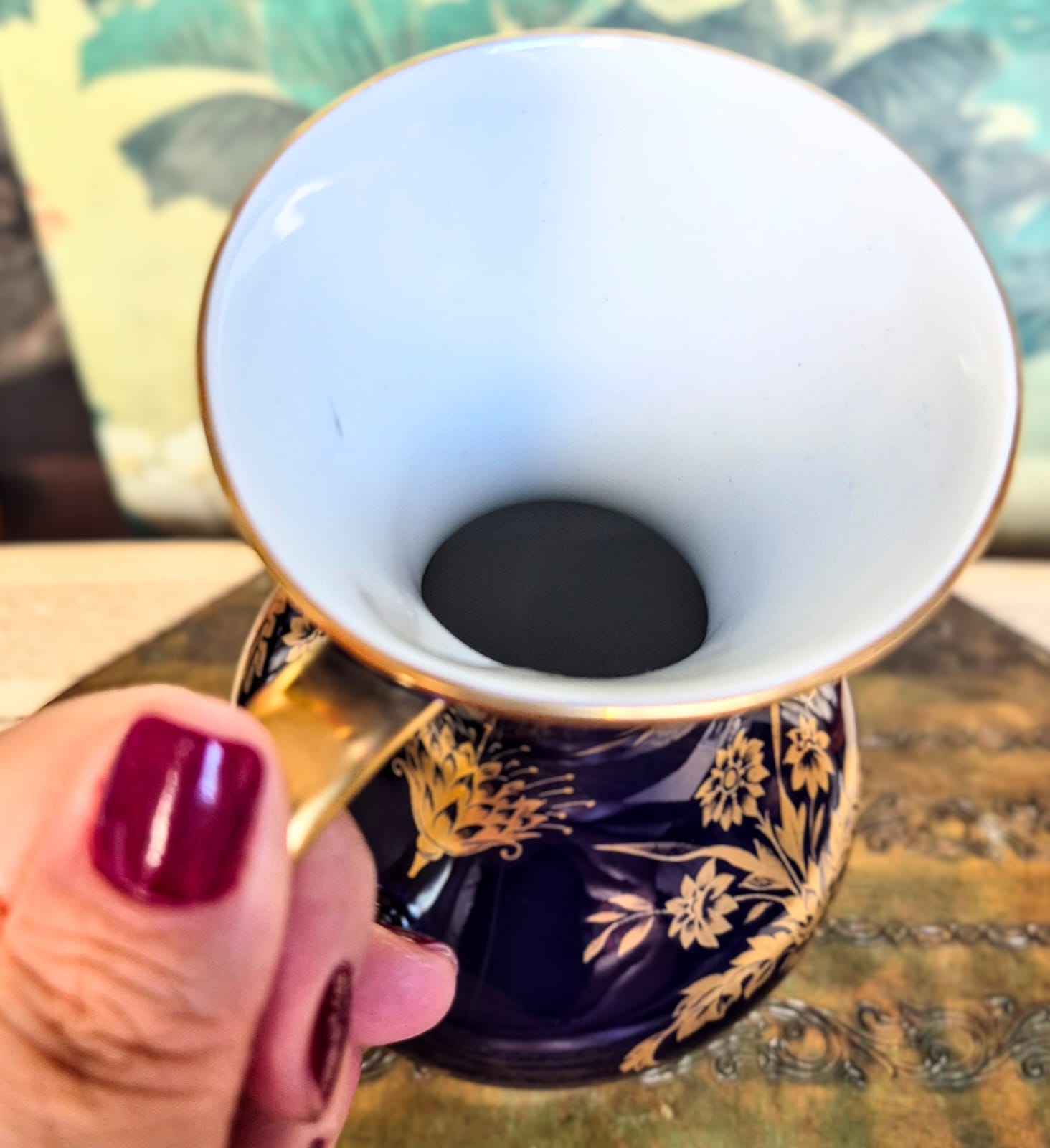  Vaso maravilhoso em porcelana vintage alemã, anos 60, KPM Berlim.  Azul cobalto legítimo com dourações à ouro 24k.