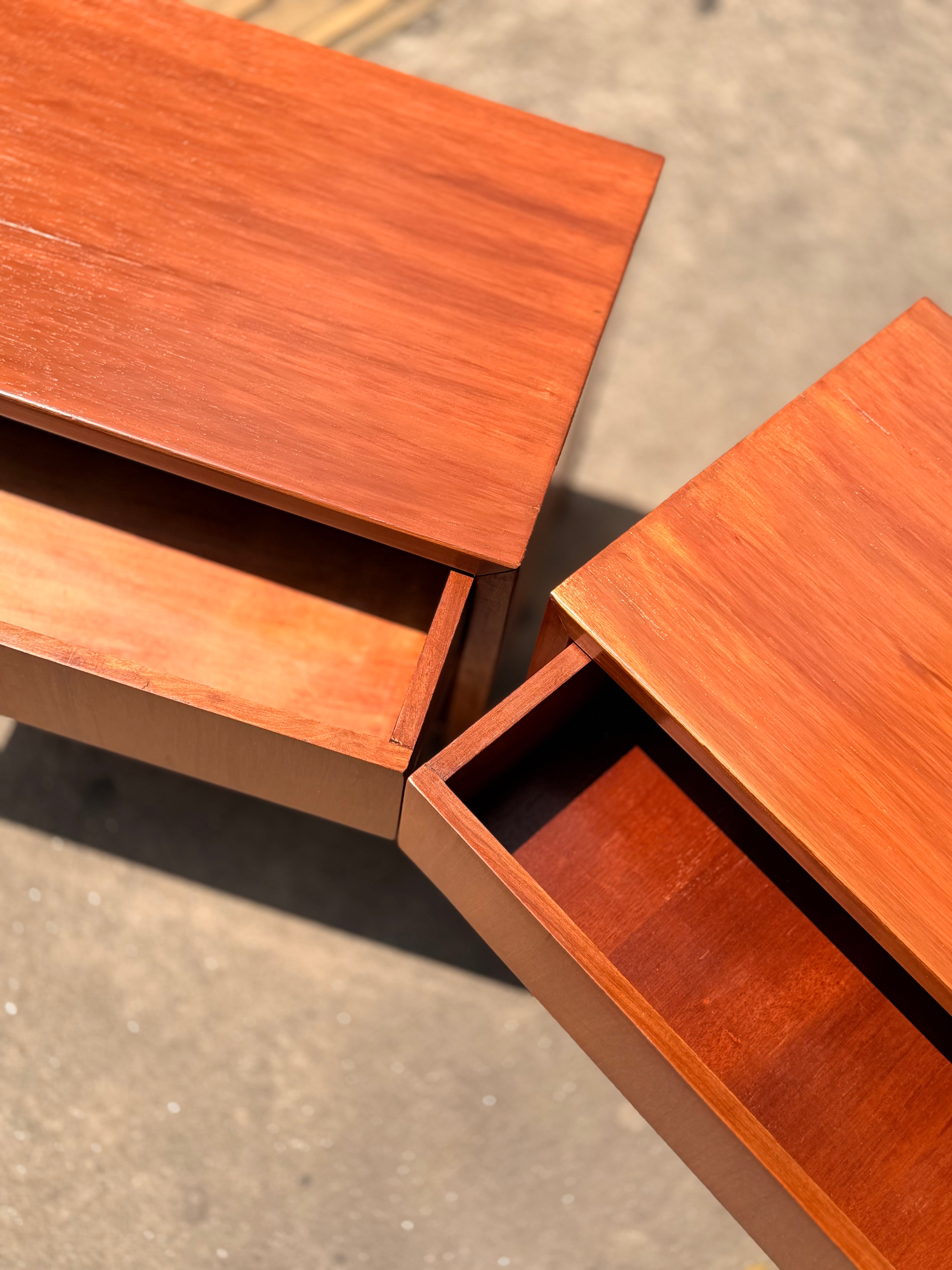 Par de mesas de cabeceira modernistas por Florence Knoll - Modelo 227