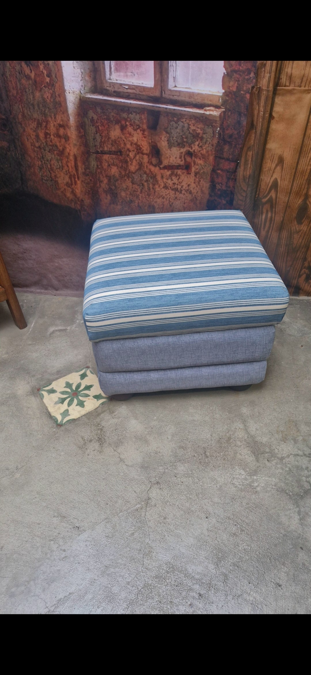 Puff ou Banco de apoio quadrado com tecido listrado azul e branco