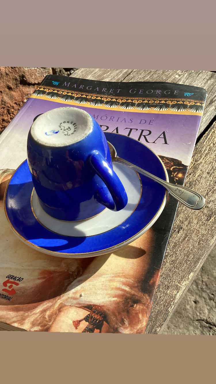 Mesa posta com charmosos duos de cafezinho alegres, coloridos e divertidos