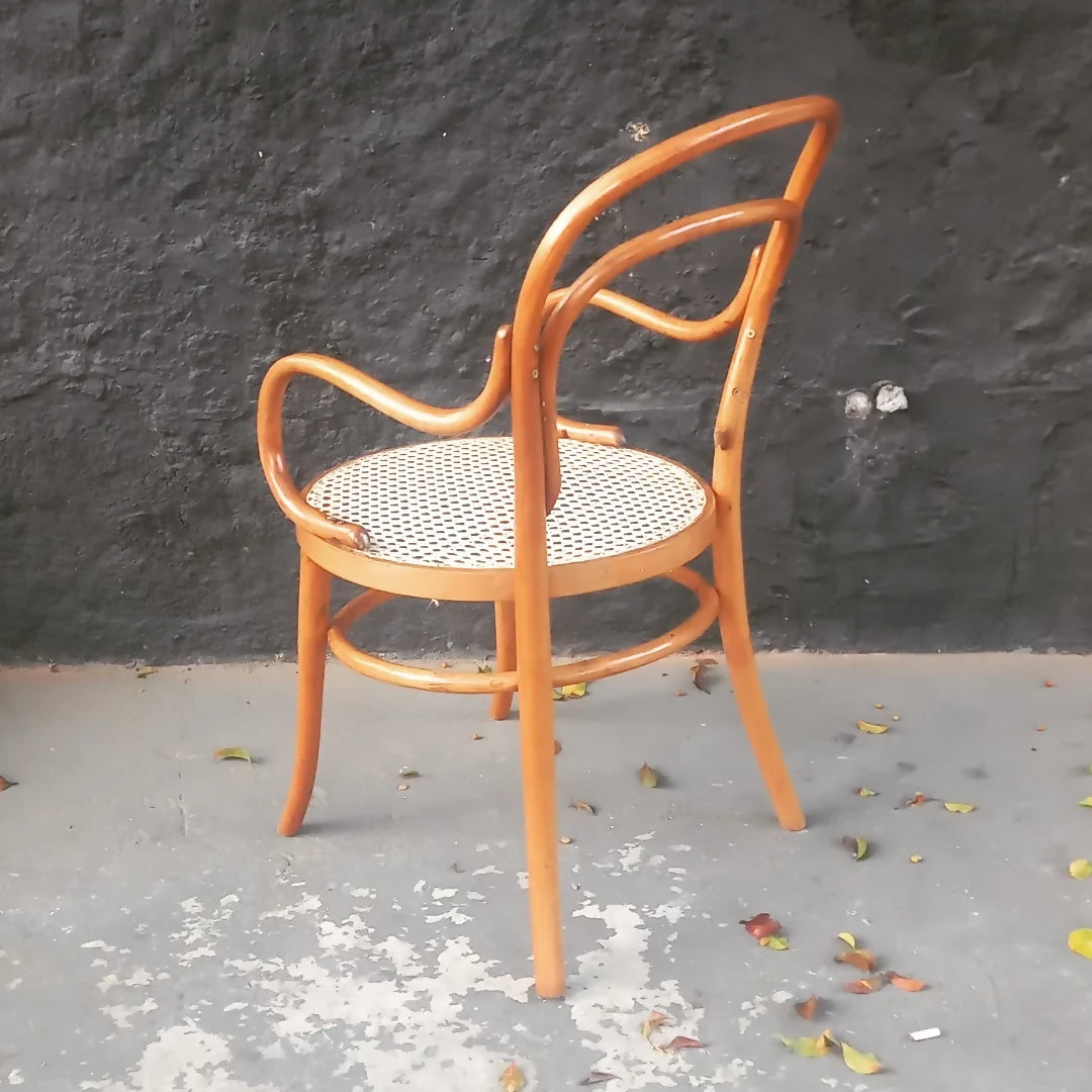 Cadeira modelo Thonet com braços e palhinha (recém restaurada) 