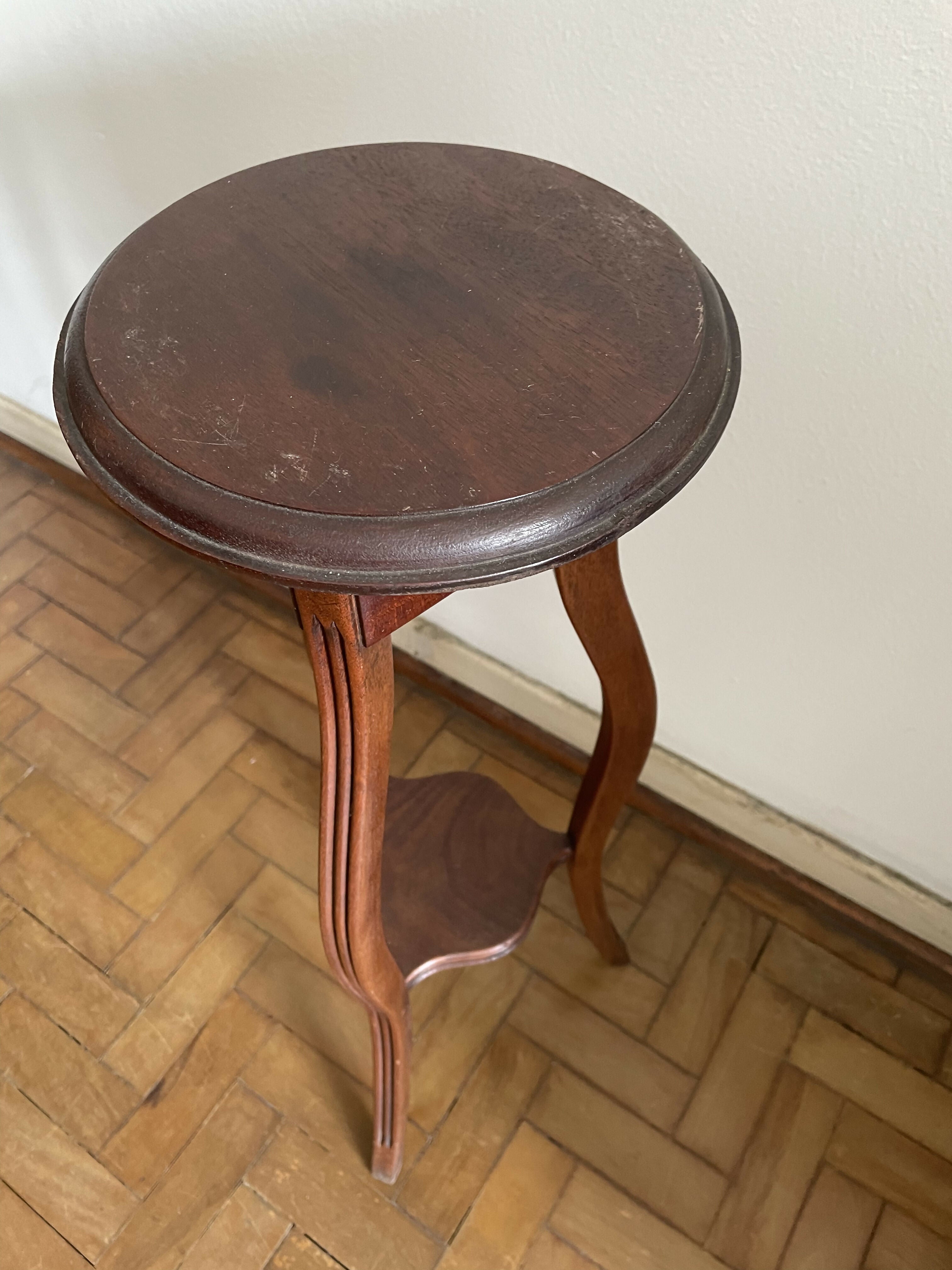 Delicada Mesinha de canto / Floreira em madeira