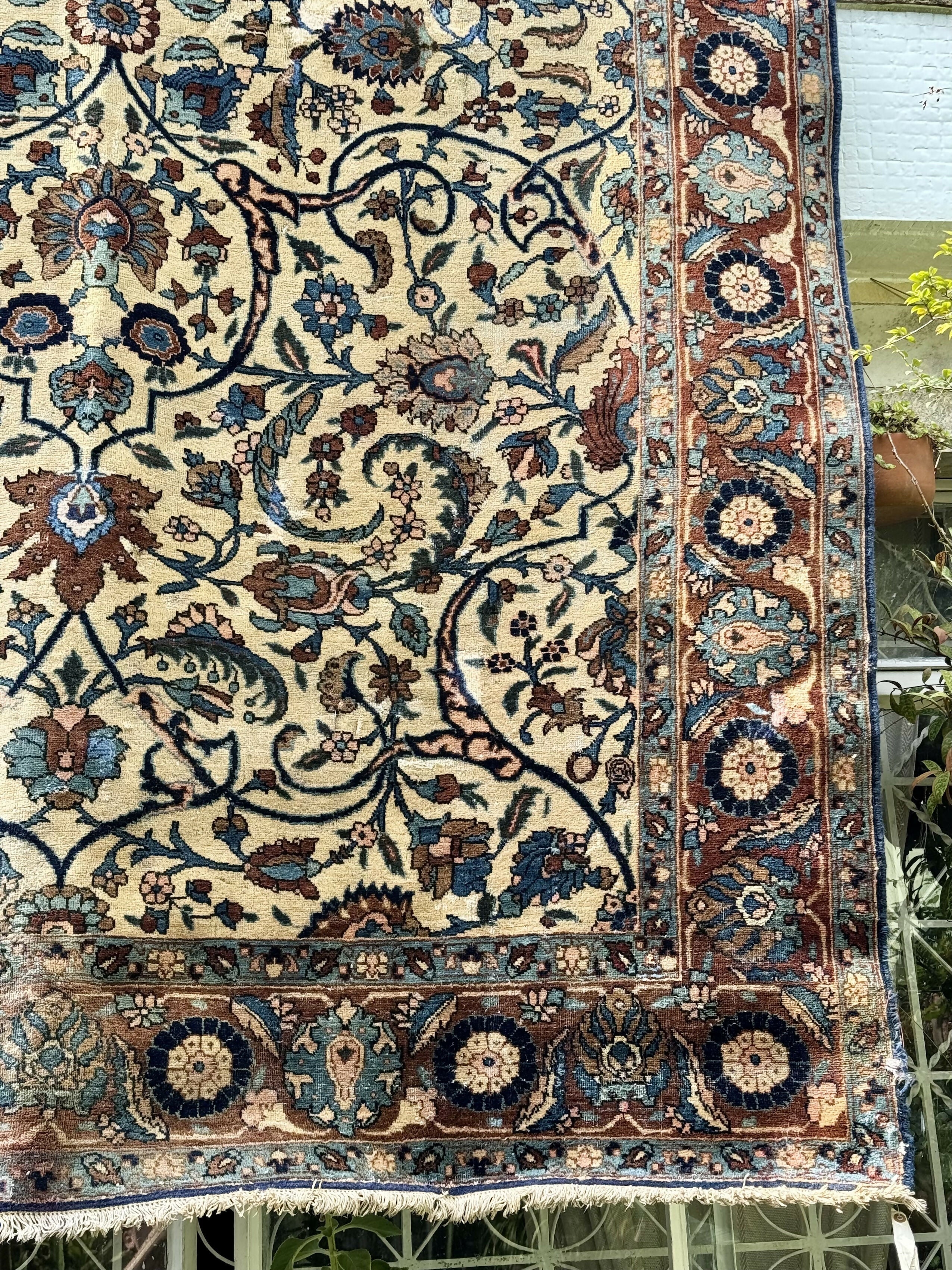 Antigo Tapete Oriental Isfahan em seda e lã