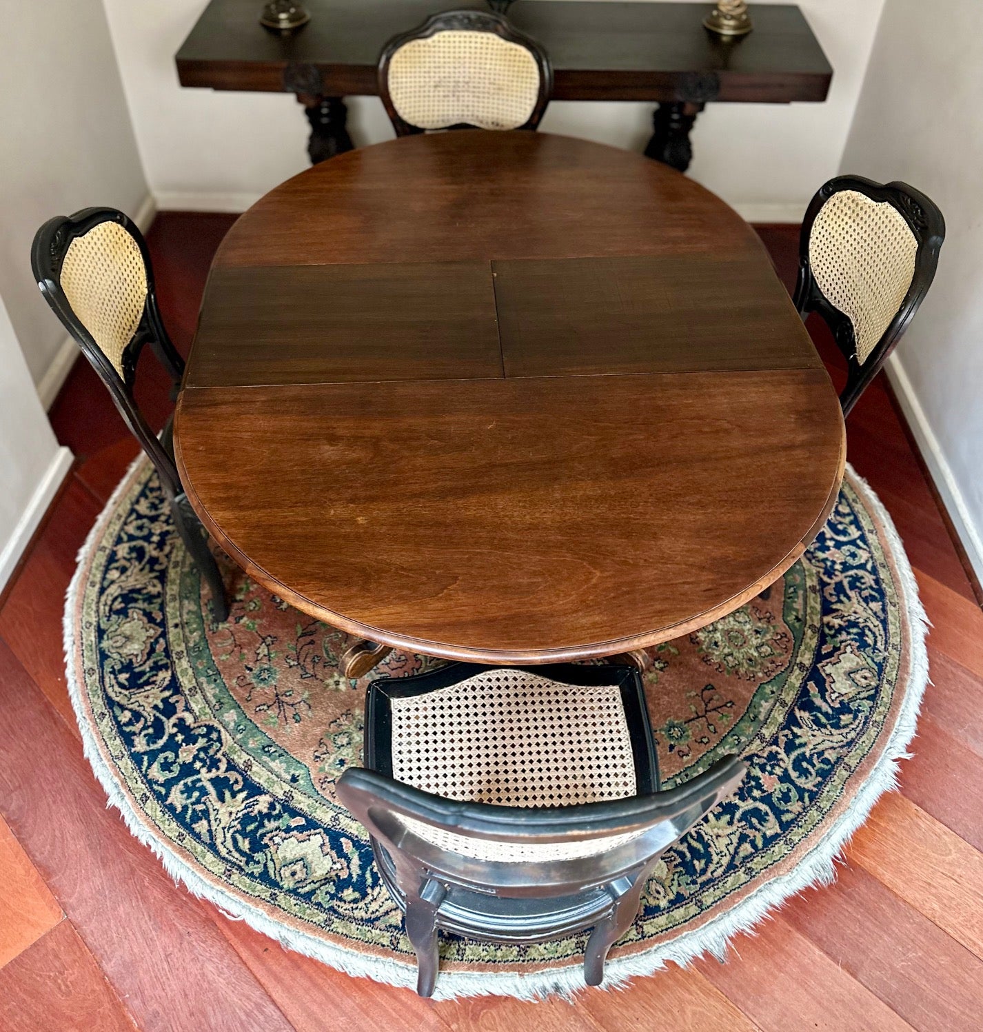 Antiga "mesa de jantar extensora" redonda em Imbuia maciça, perfeição!