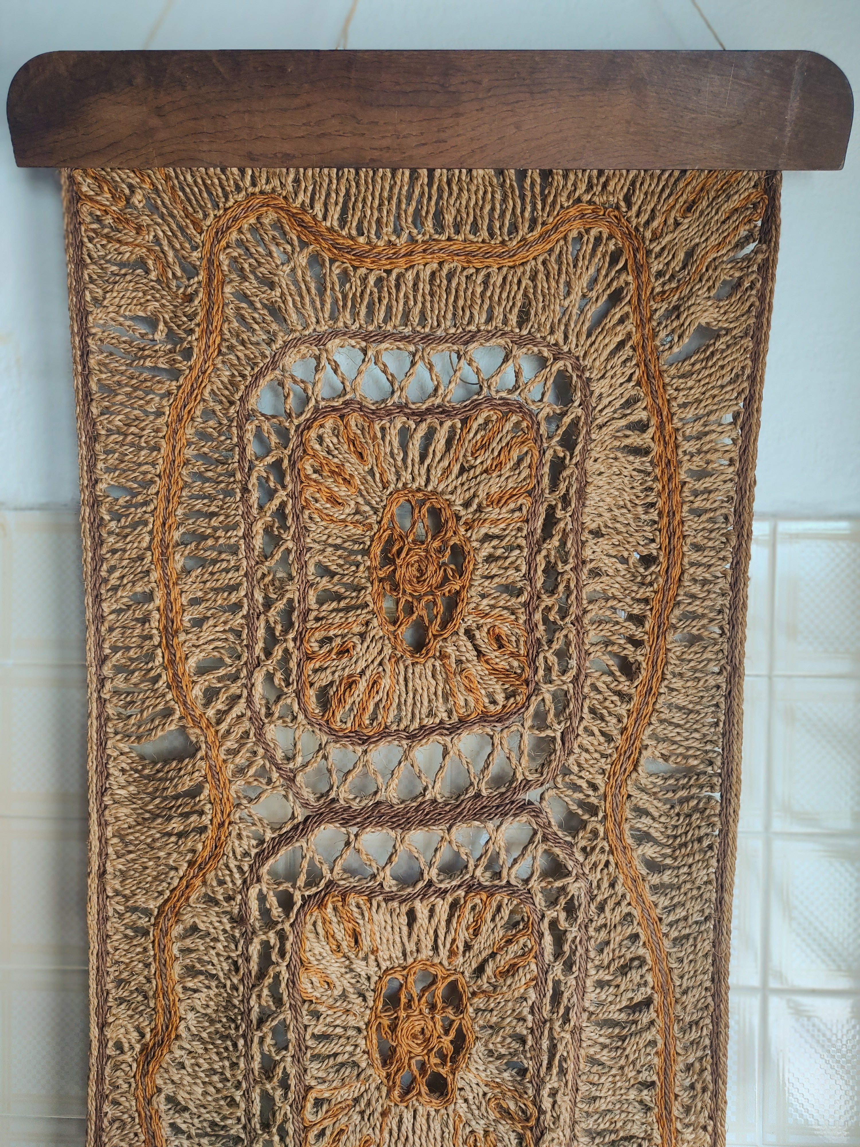 Antiga e Grande Tapeçaria de parede em fibra natural / corda de sisal com padronagem de mandala floral