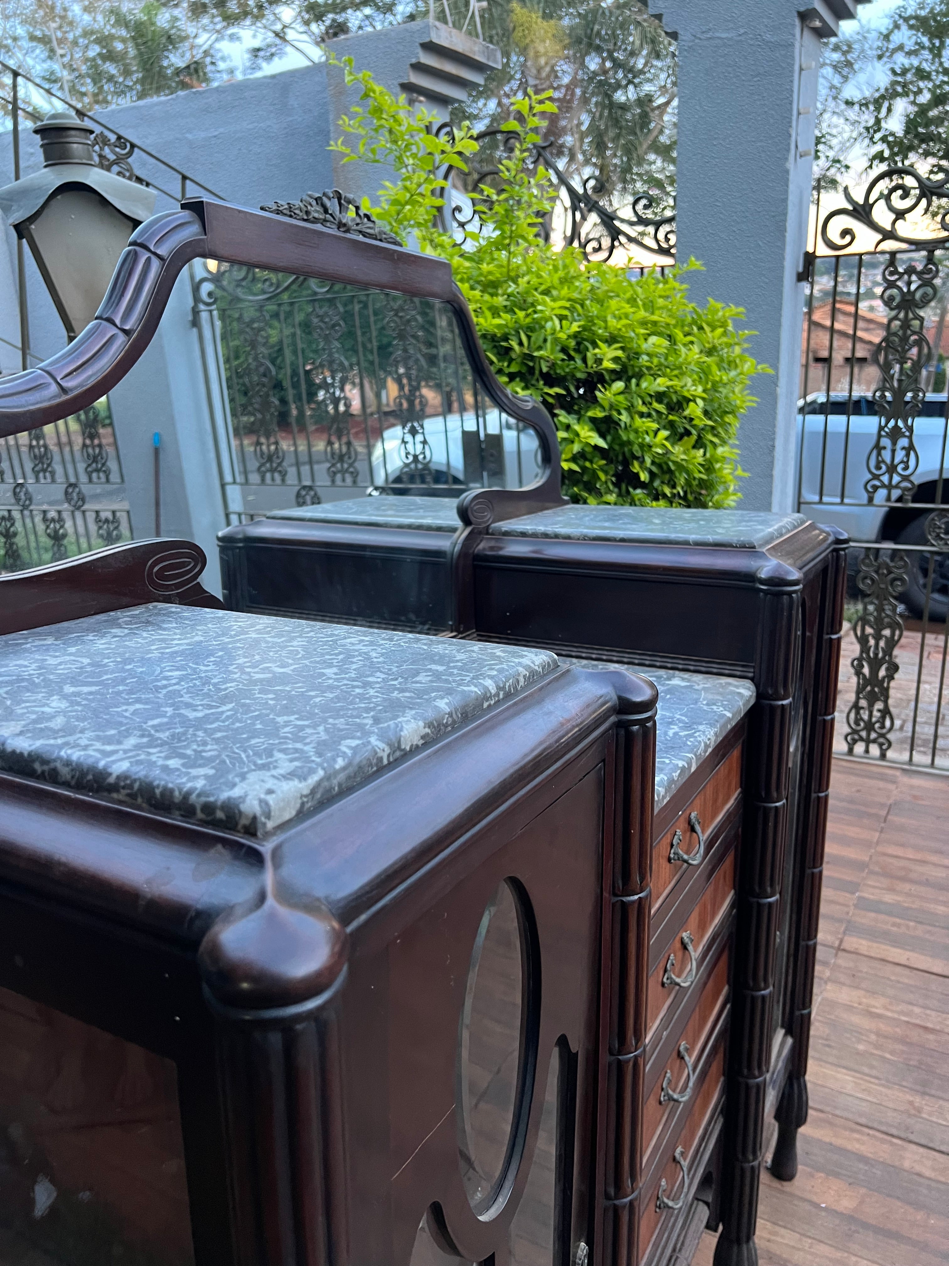 Cristaleira Art Deco com Mármore francês com vidros bisotados 