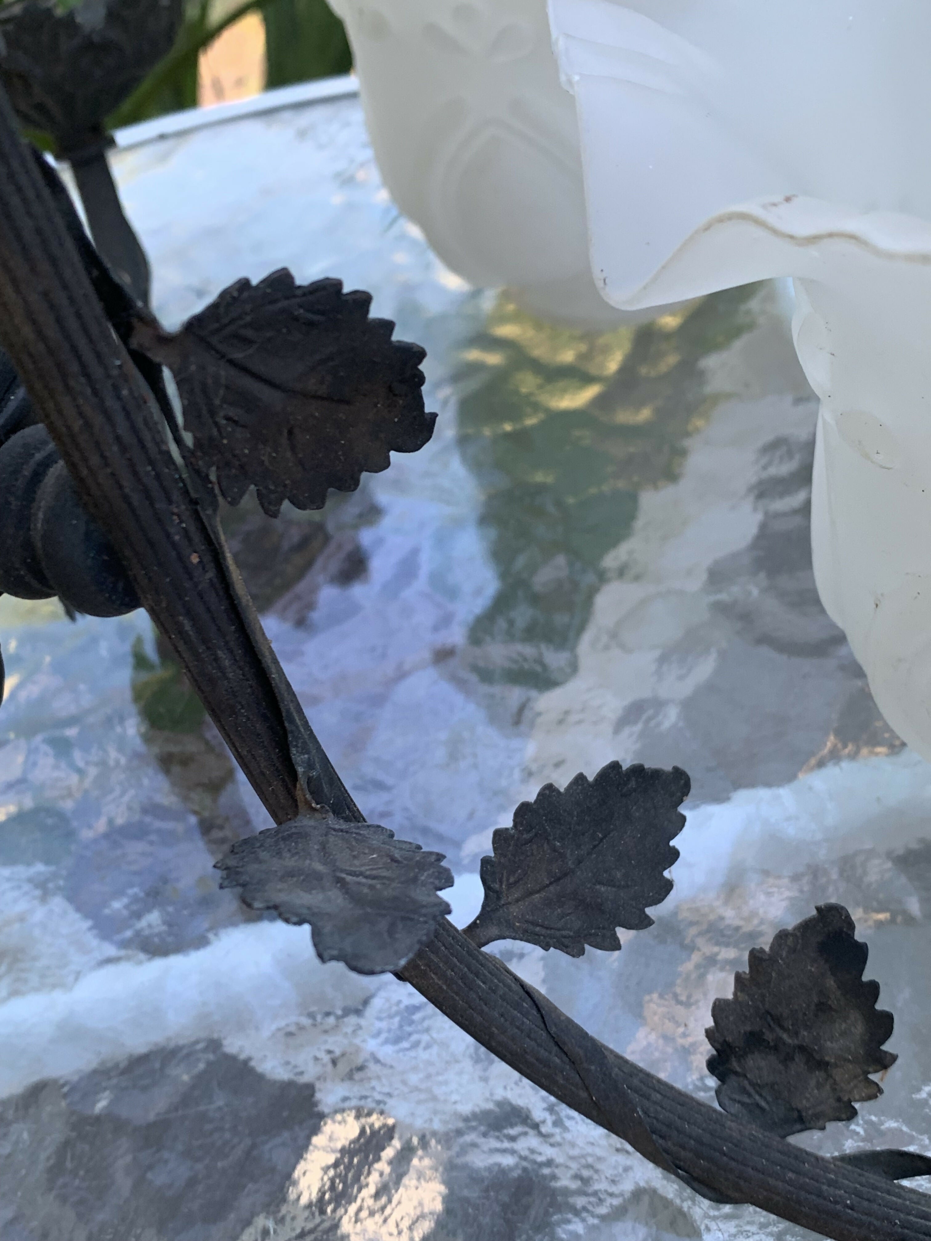 Lustre antigo em ferro com cúpulas de vidro fosco