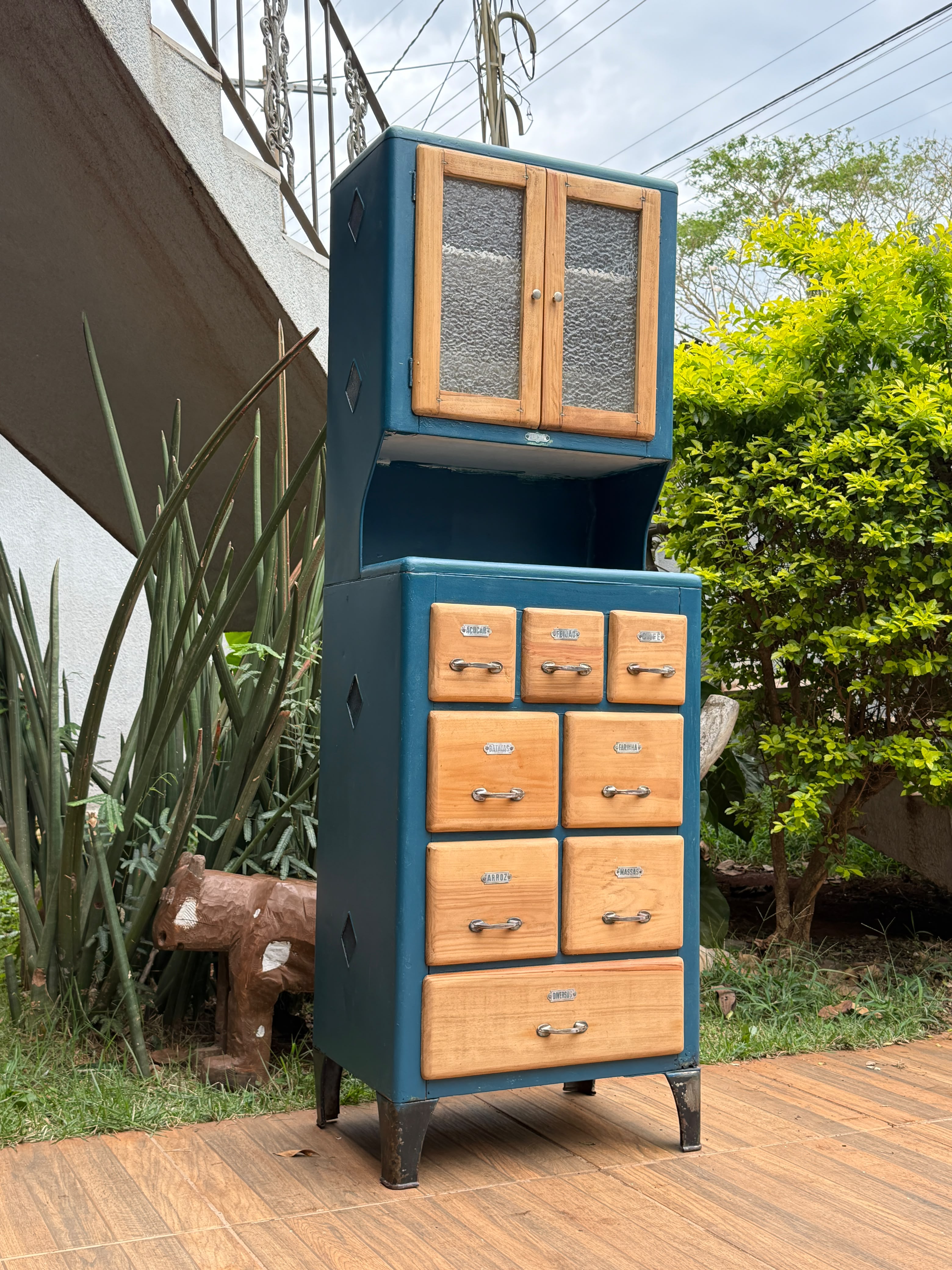 Armário Comideiro Guarda Mantimentos Década 20 em azul com vidro fantasia 
