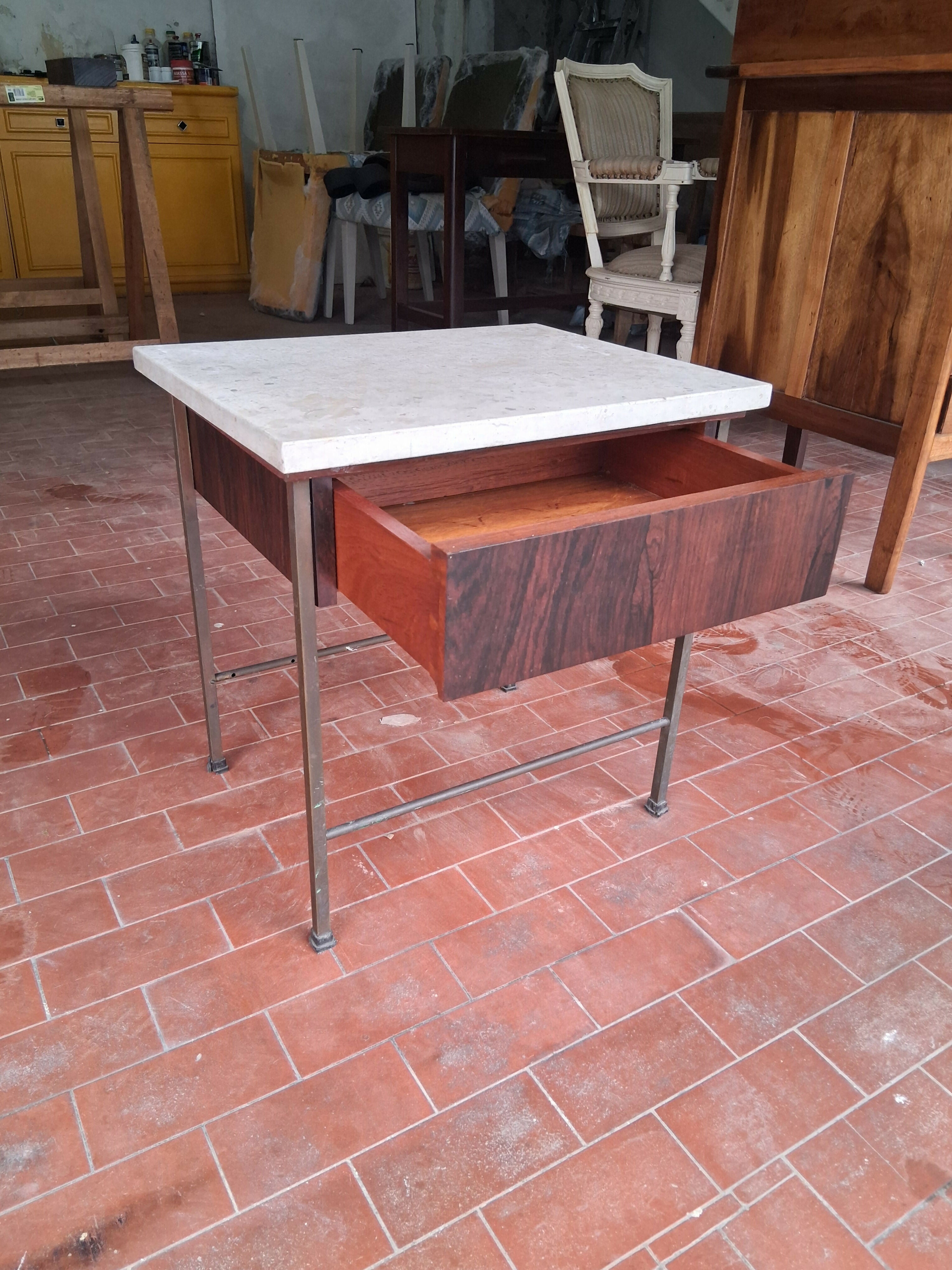 Mesa Lateral folheada em Jacarandá com tampo de mármore