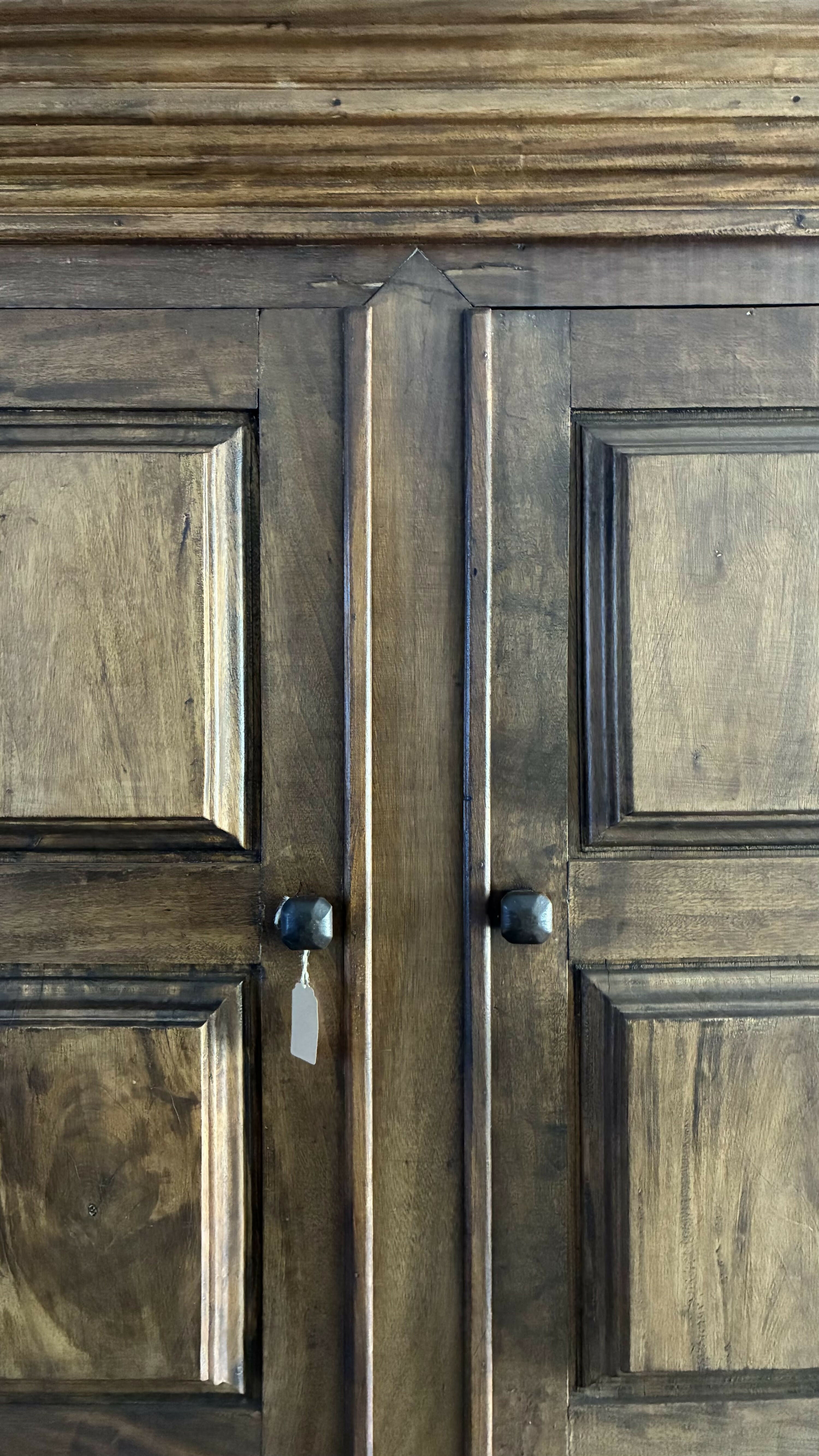 Armário Colonial em Madeira com Rodinhas