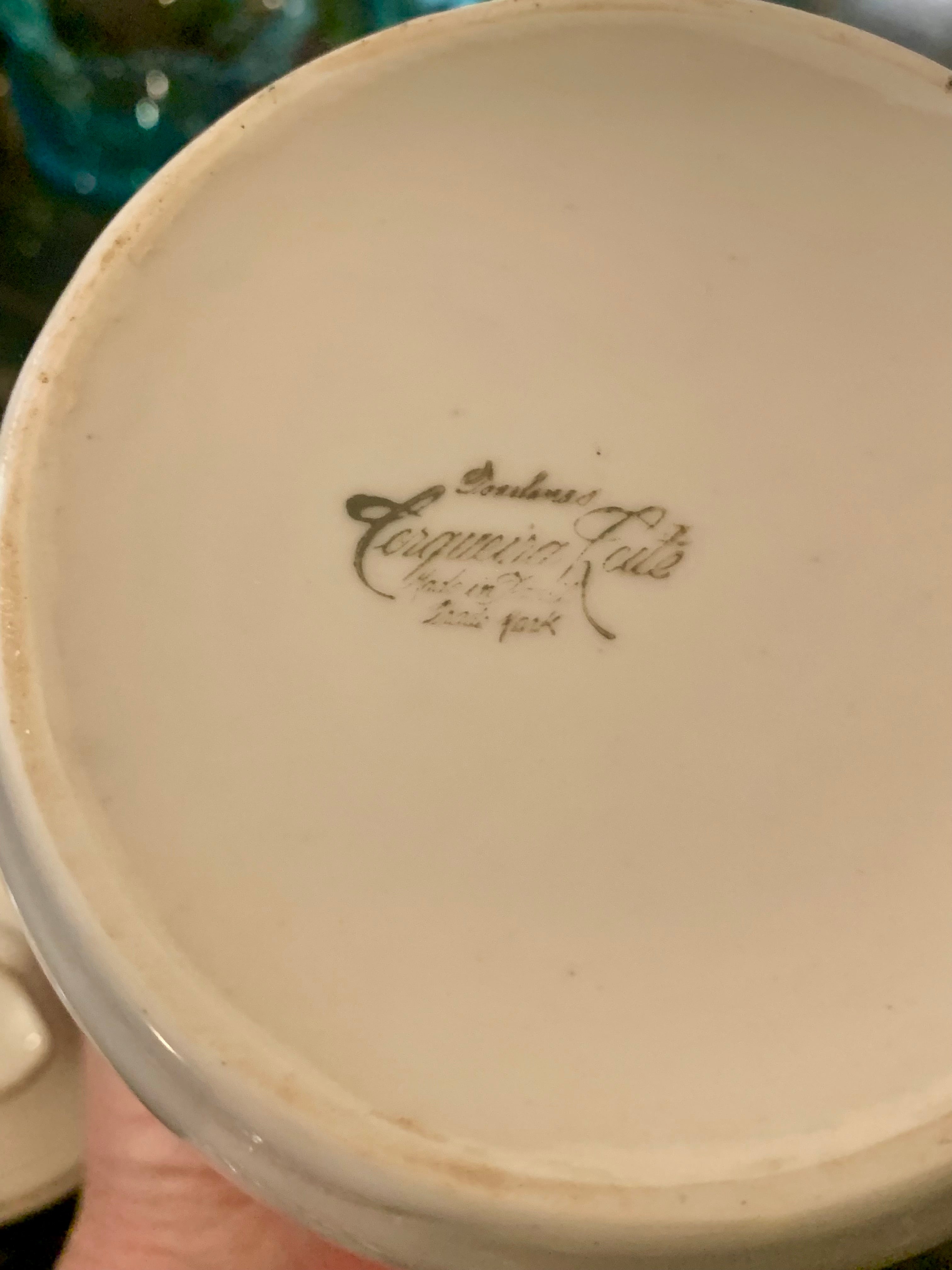 Raríssimo bule de porcelana da extinta e afamada fábrica Cerqueira Leite com motivos florais 