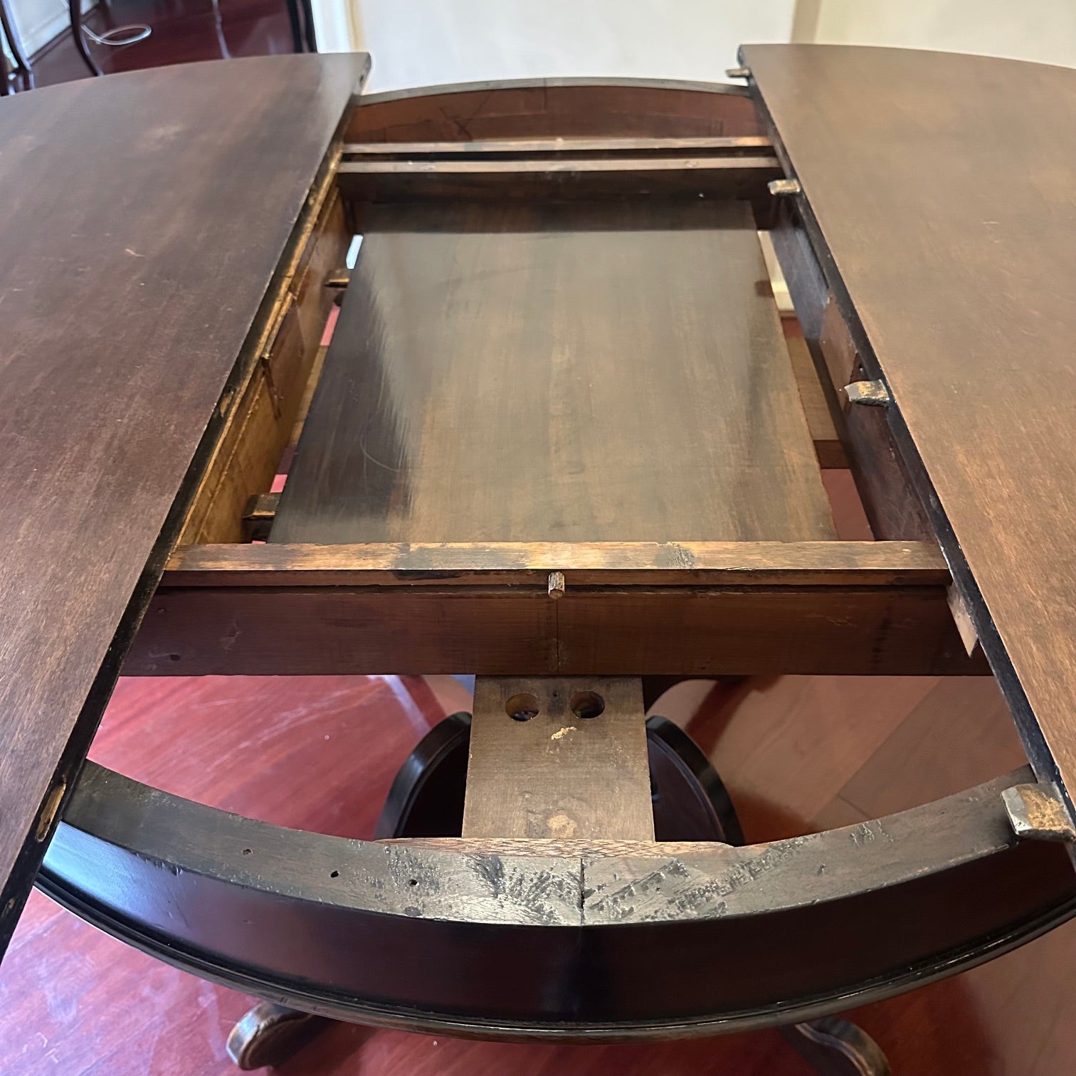 Antiga "mesa de jantar extensora" redonda em Imbuia maciça, perfeição!