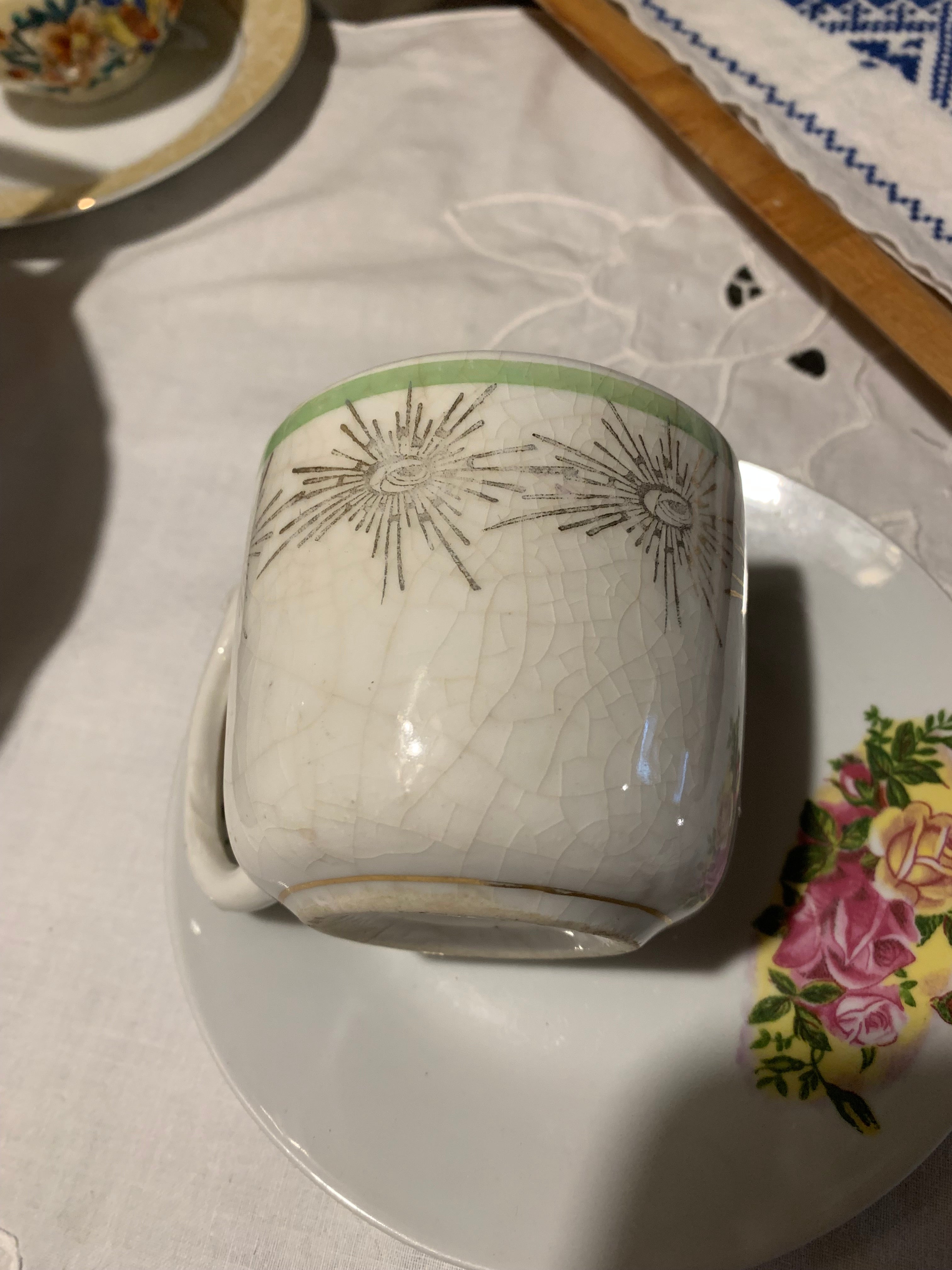 Especial Caneca em faiança com desenhos que remetem a Rosa Cruz e “O olho que tudo vê “