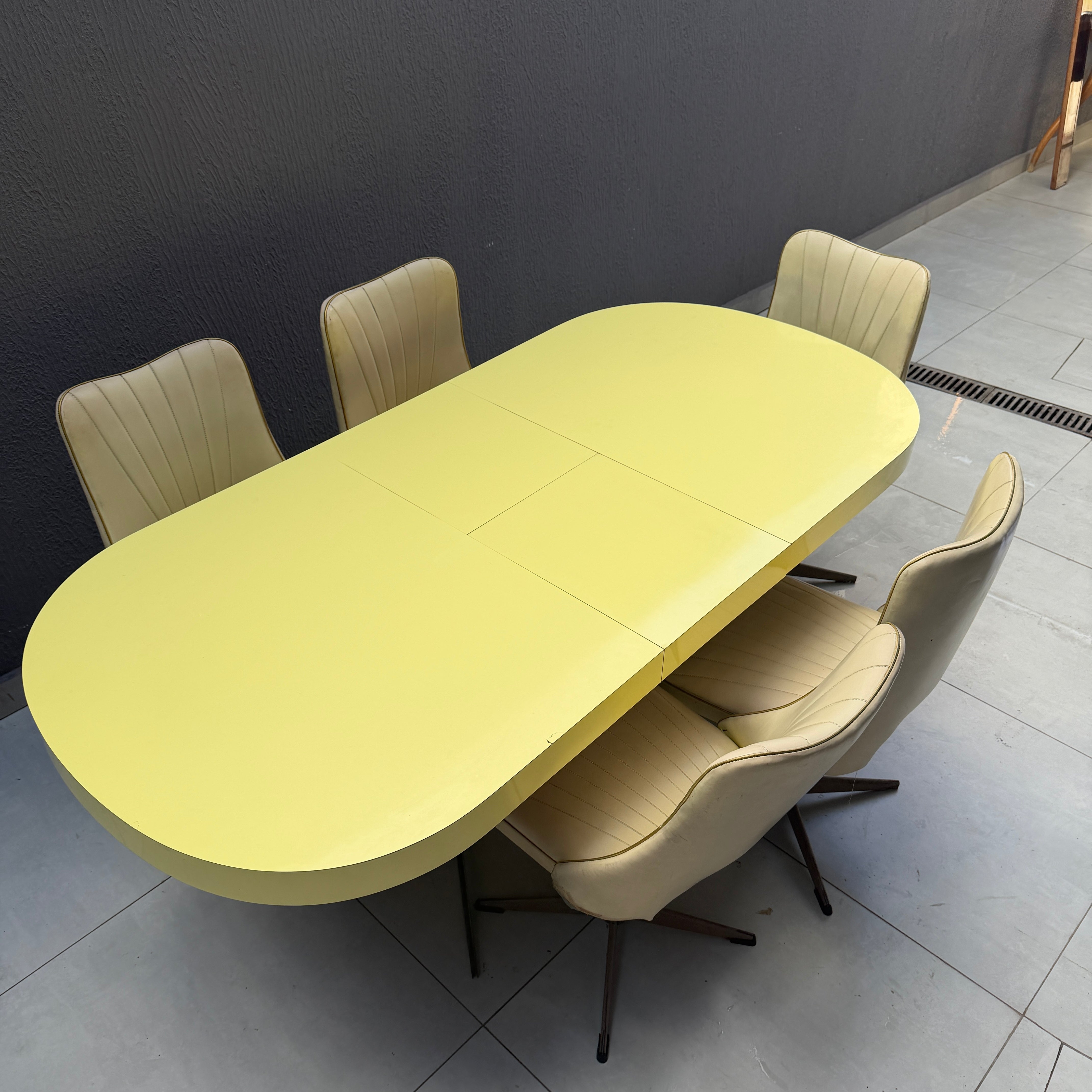 Conjunto Mesa oval Anos 50 em Fórmica Amarela com tampo ajustável + 5 Cadeiras Concha Giratórias