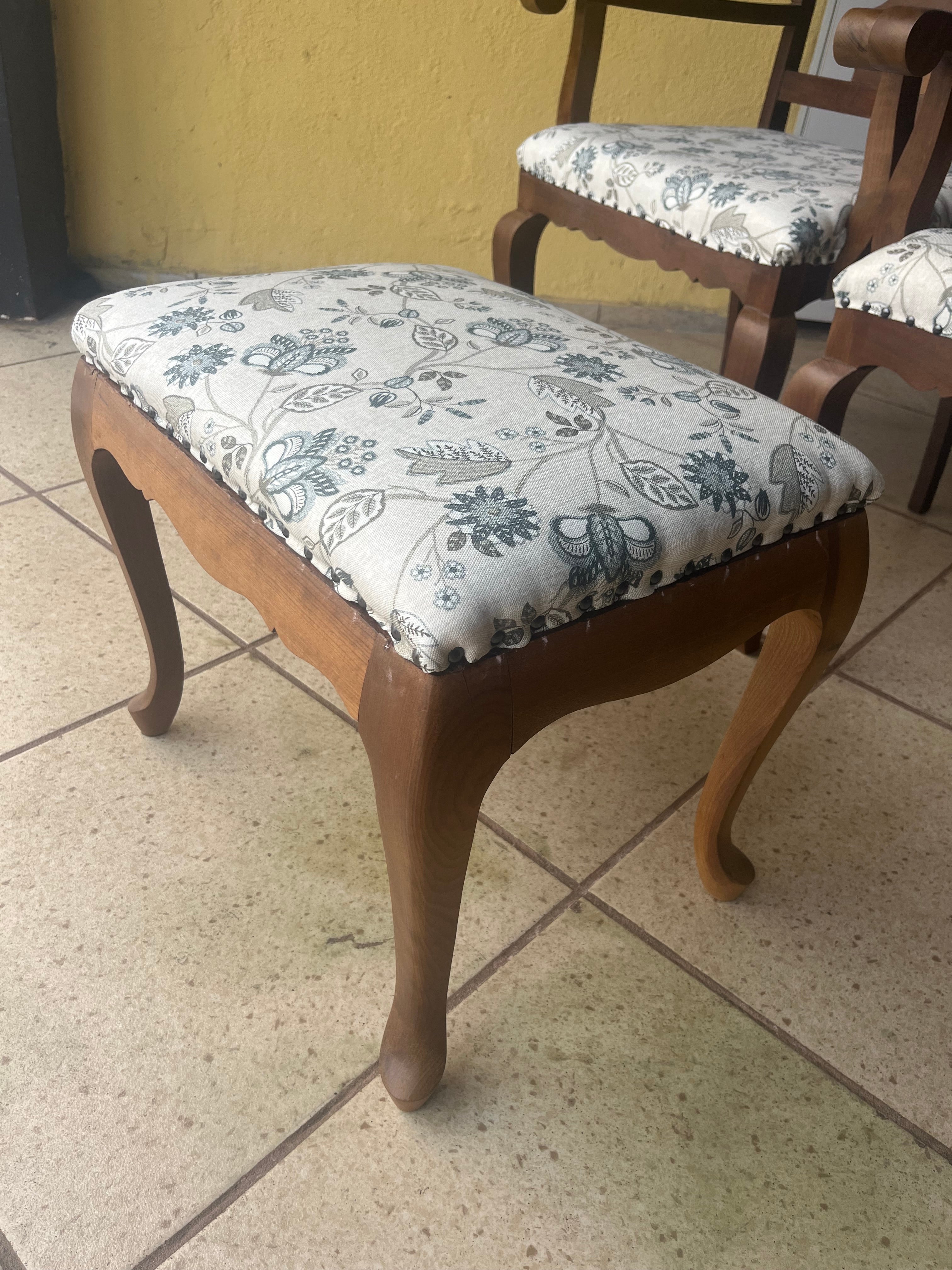 BANQUETA RETANGULAR EM IMBUIA LUÍS XV COM TECIDO FLORAL - RESTAURADA 