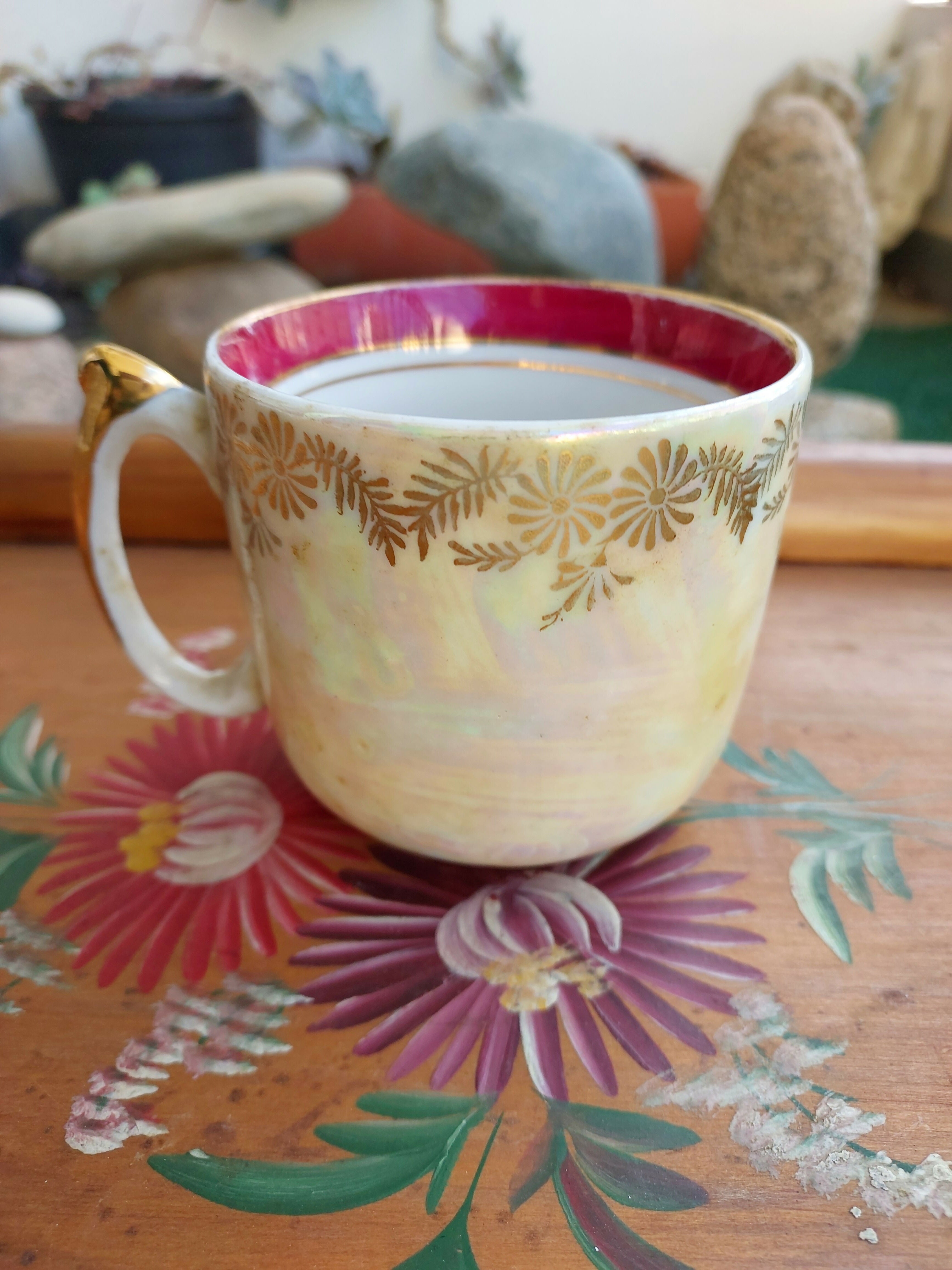 Xícara de Chá Antiga com Cena Romântica