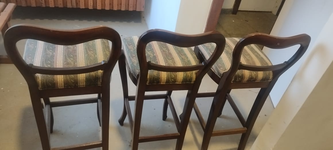 Trio de Bancos altos ingleses em madeira nobre com estofado de cachemire listrado 