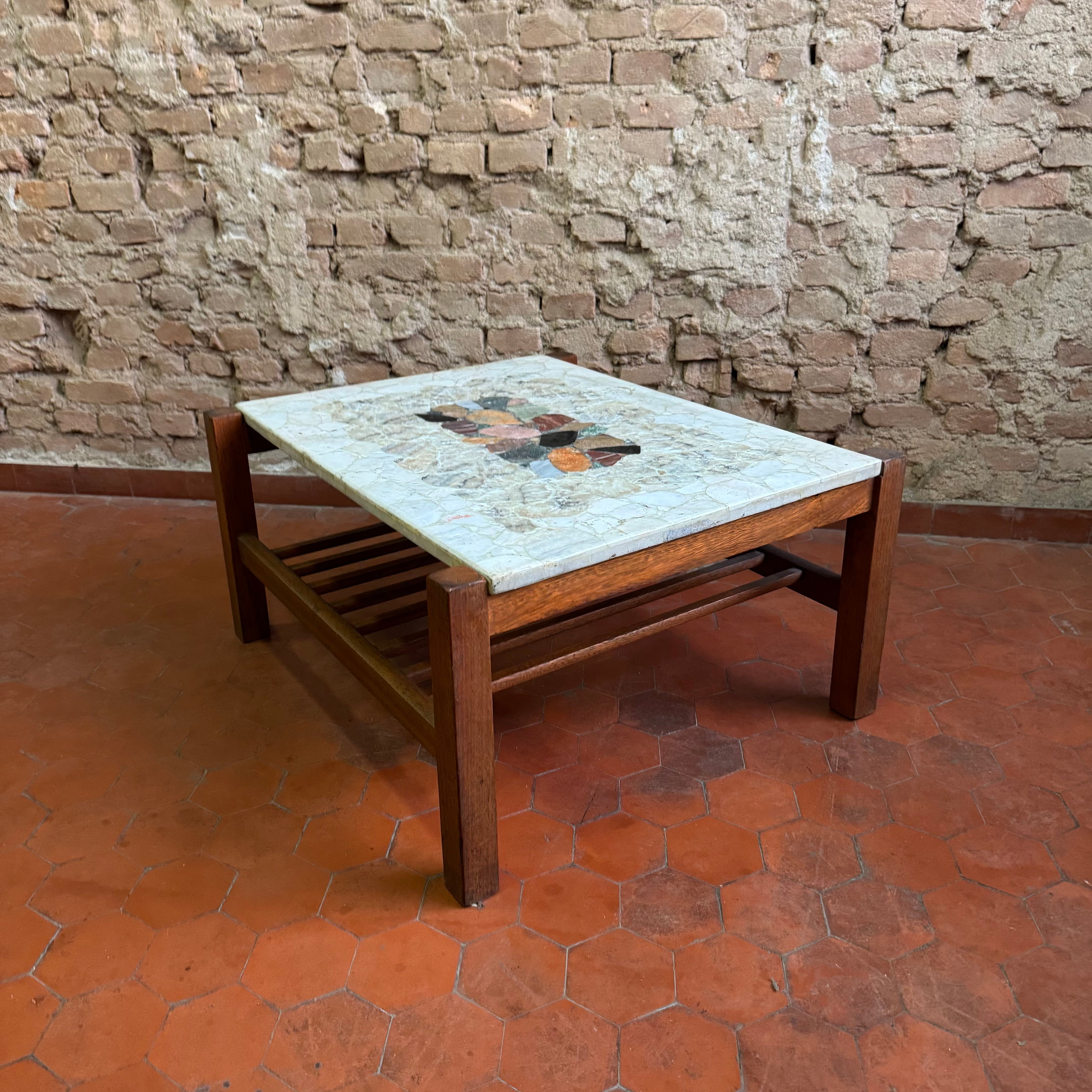 Mesa de centro em madeira com prateleira ripada e tampo em pedras variadas - anos 60