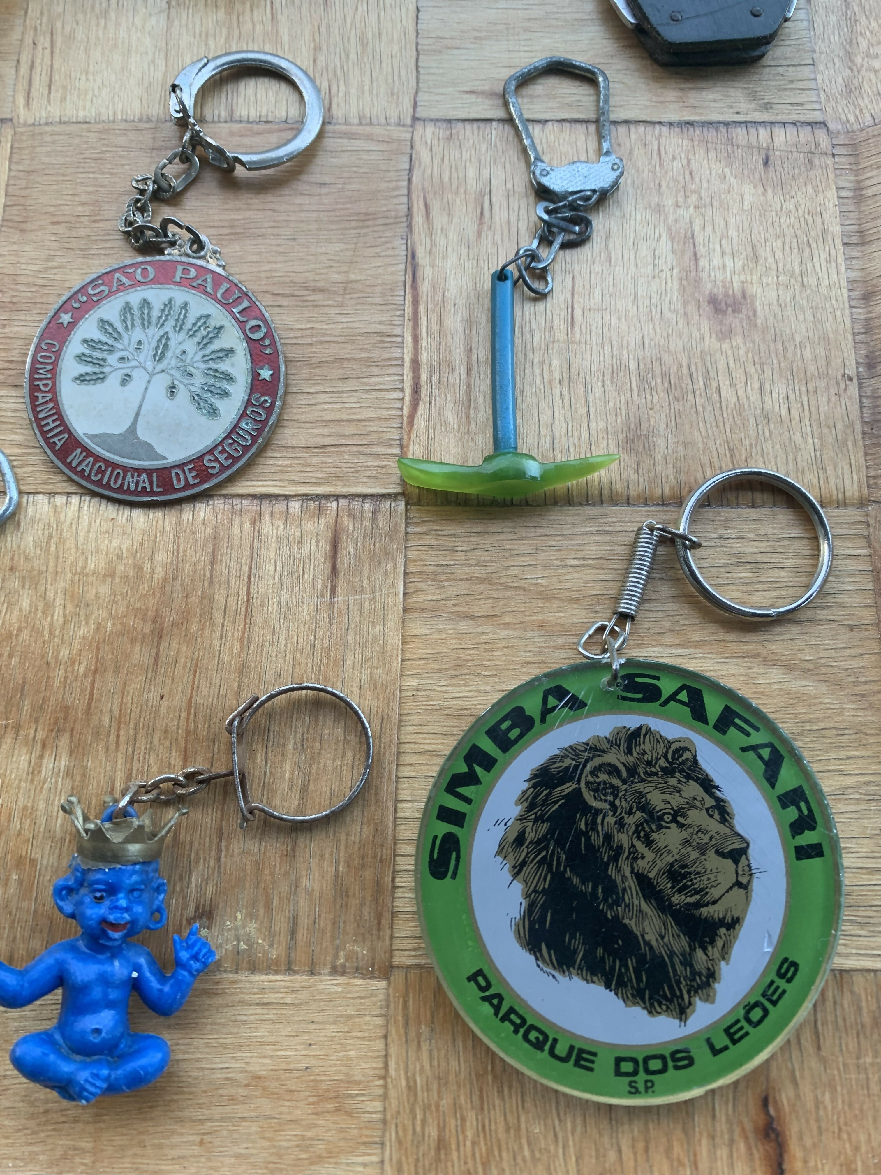 Conjunto de 10 chaveiros antigos
