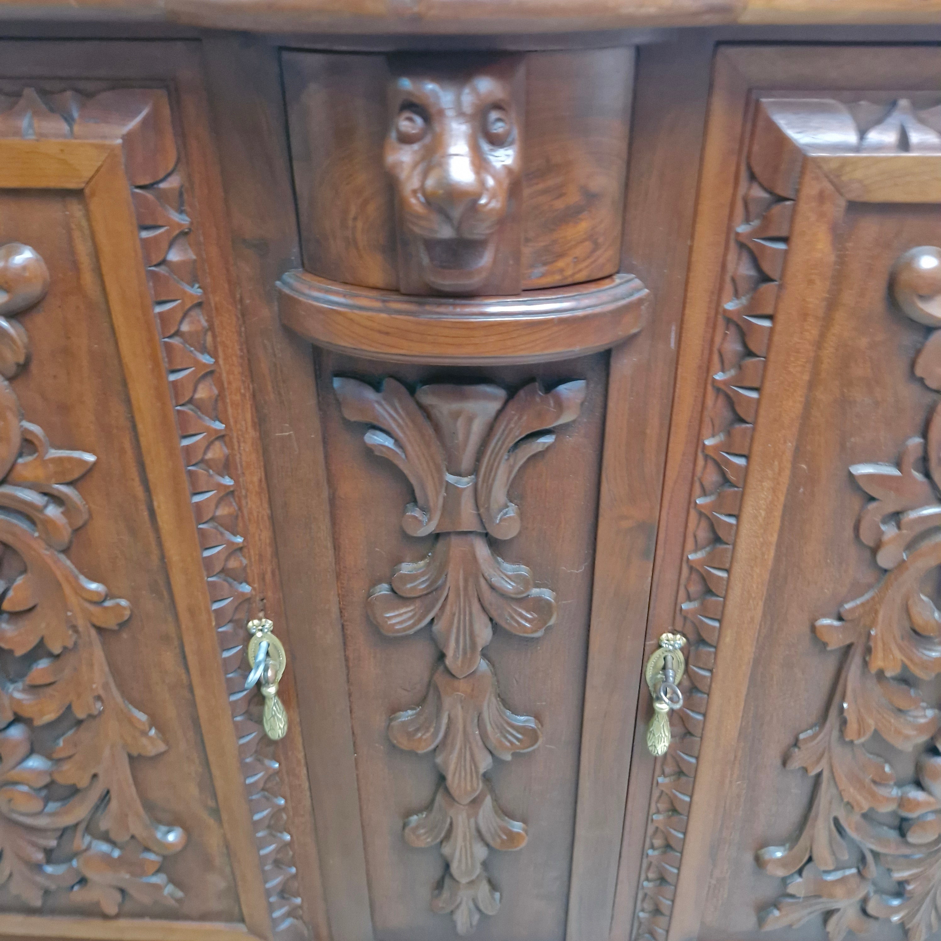 Etager / Buffet Renascença em madeira entalhada 