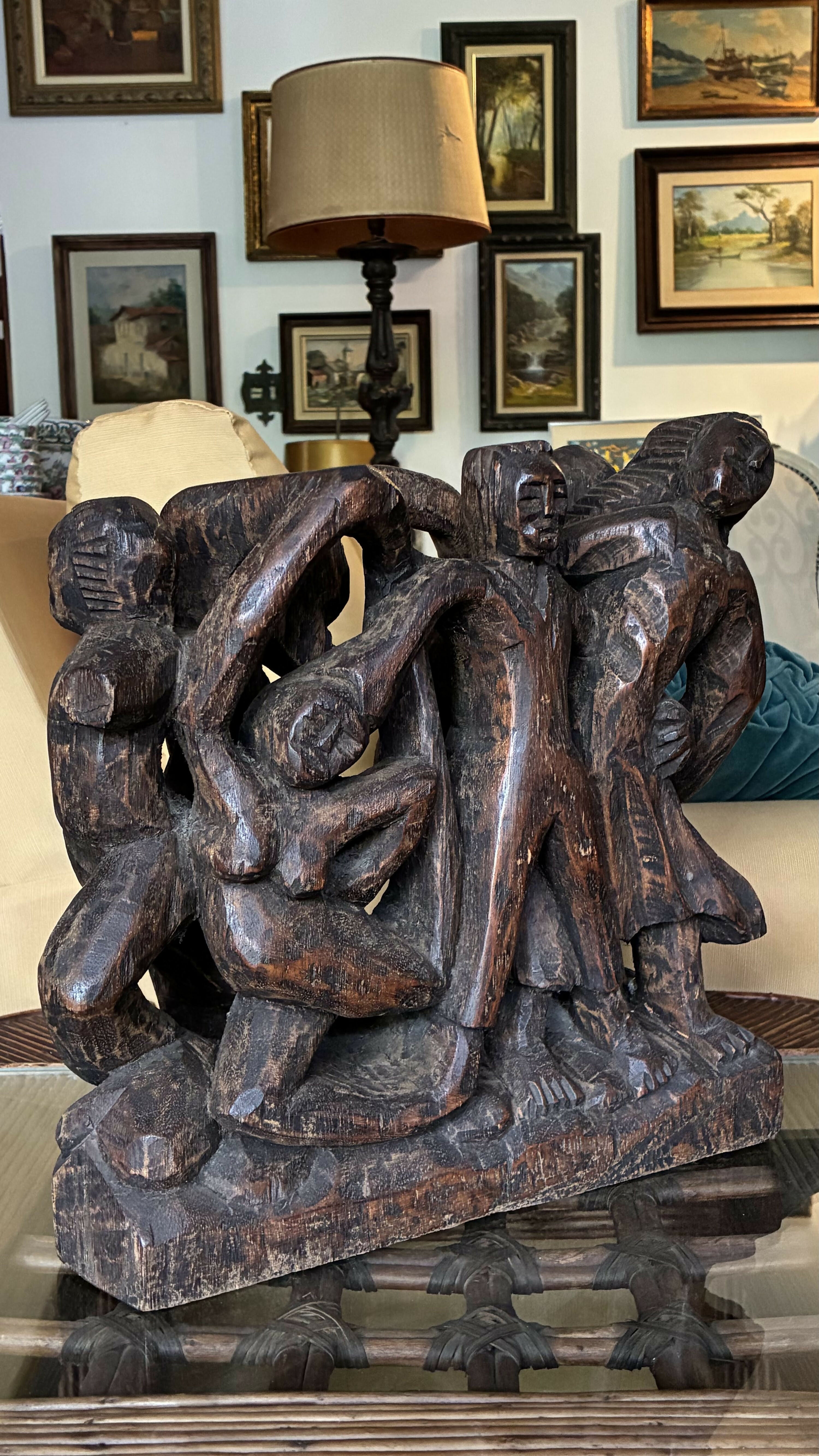 Escultura Entalhada em Madeira
