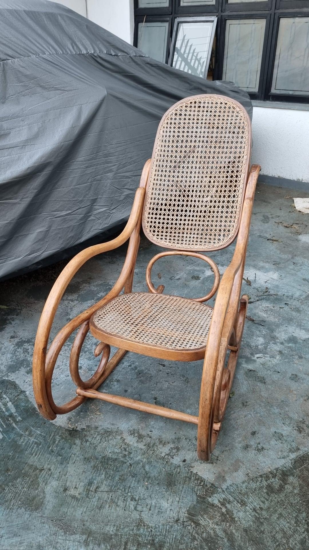 Cadeira de Balanço Thonet em palhinha 