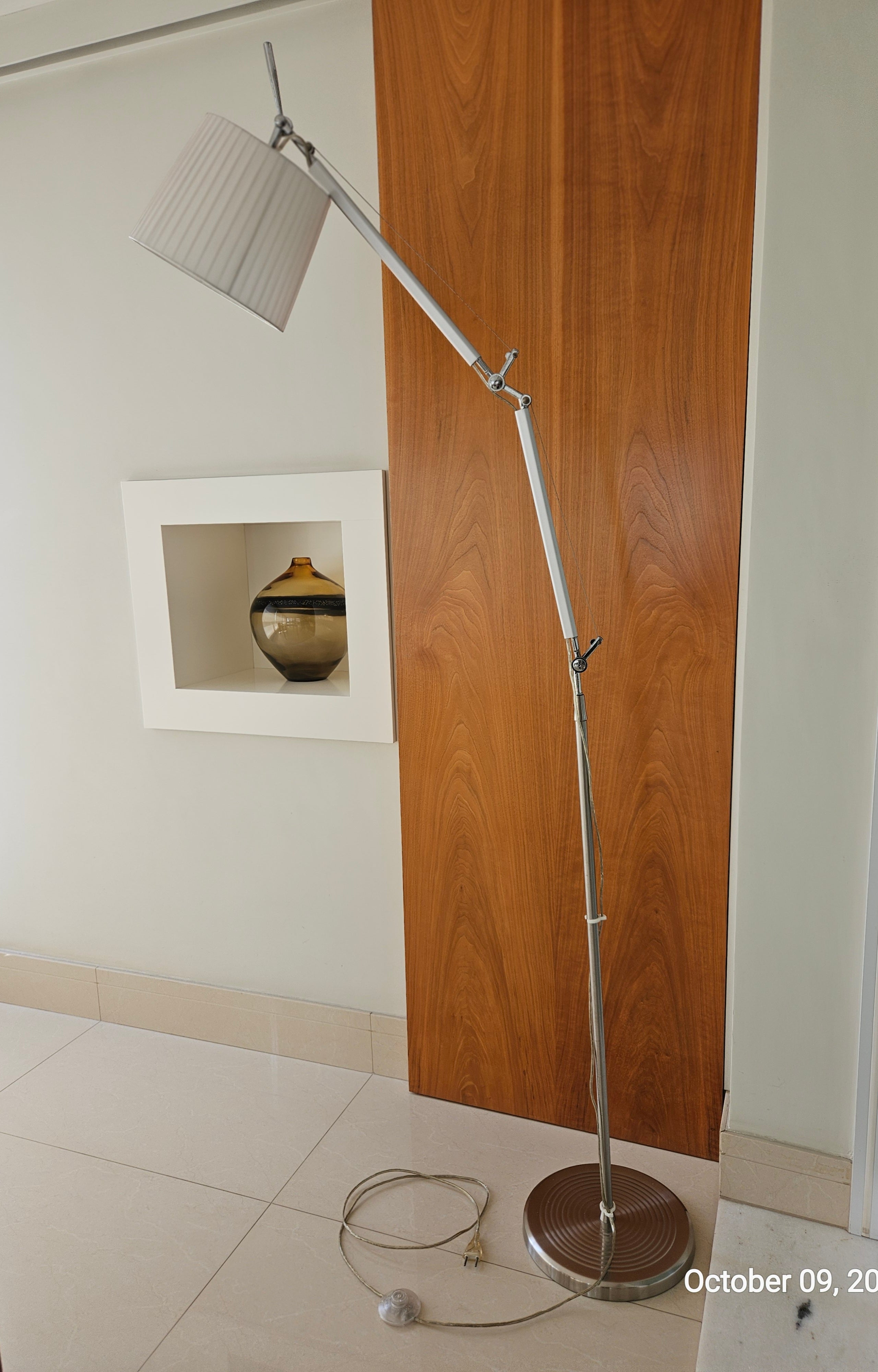 Luminária de piso articulada branca com inspiração na Artemide Tolomeo