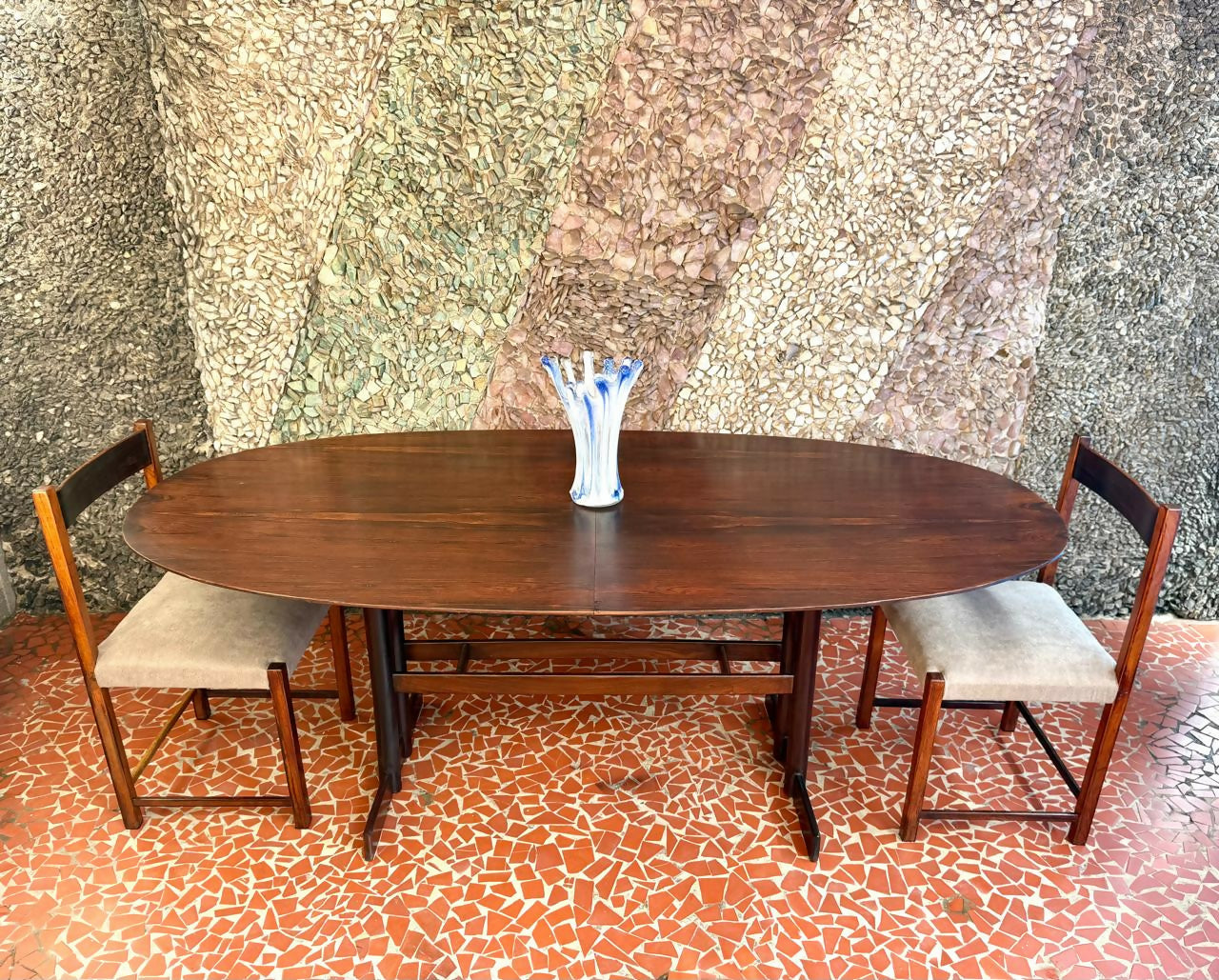 Mesa de jantar Oval Novo Rumo em Jacarandá