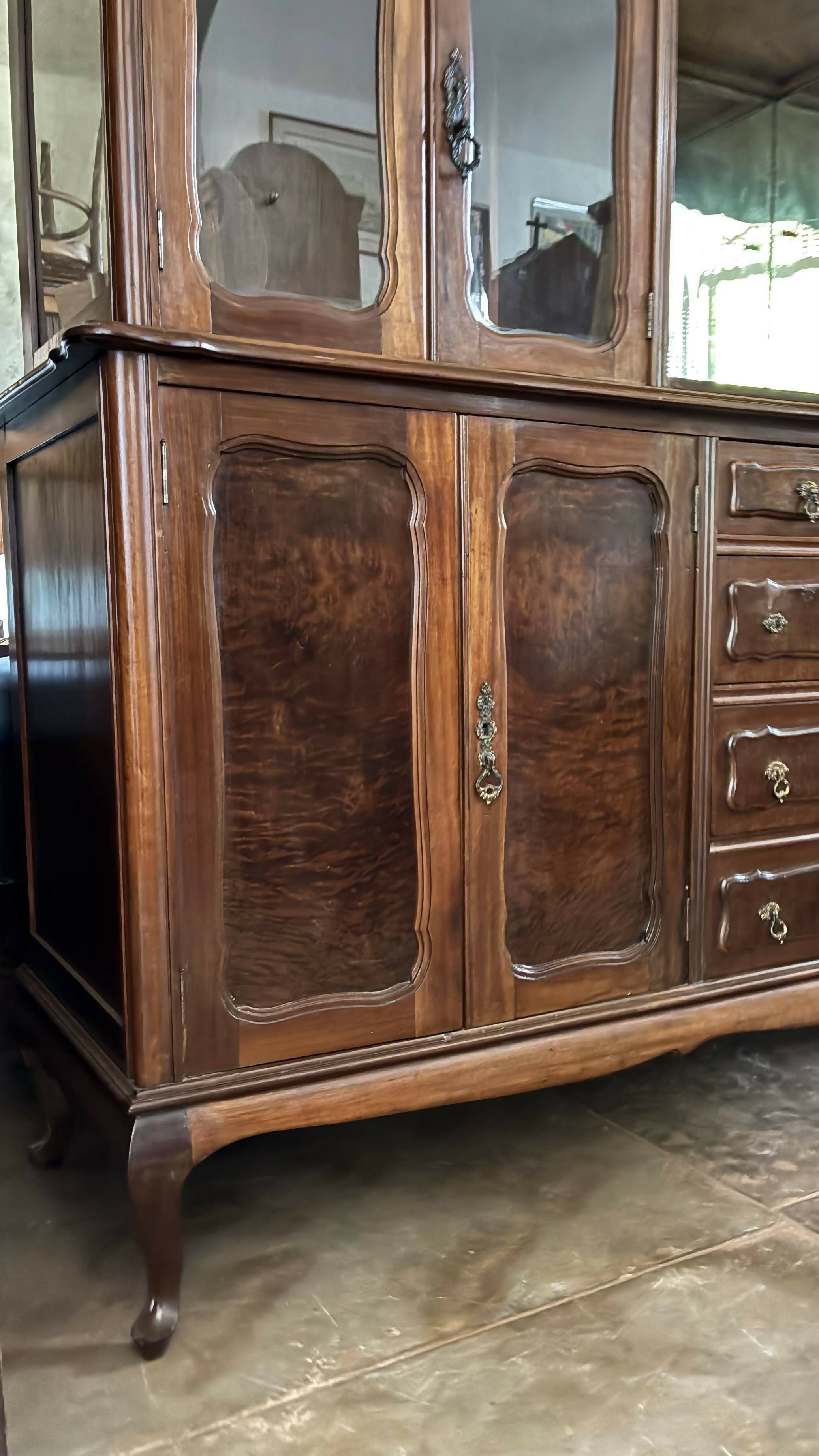 Cristaleira Buffet em Madeira