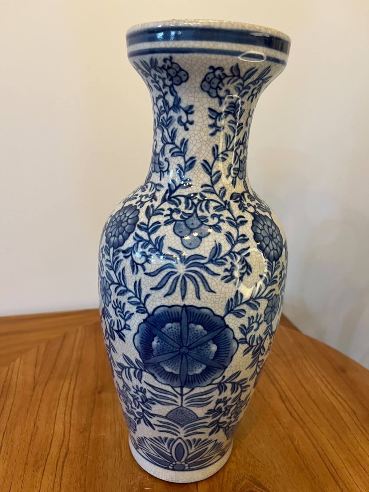 Vaso decorativo craquelado em cerâmica azul e branca com motivos florais – China – 37 cm