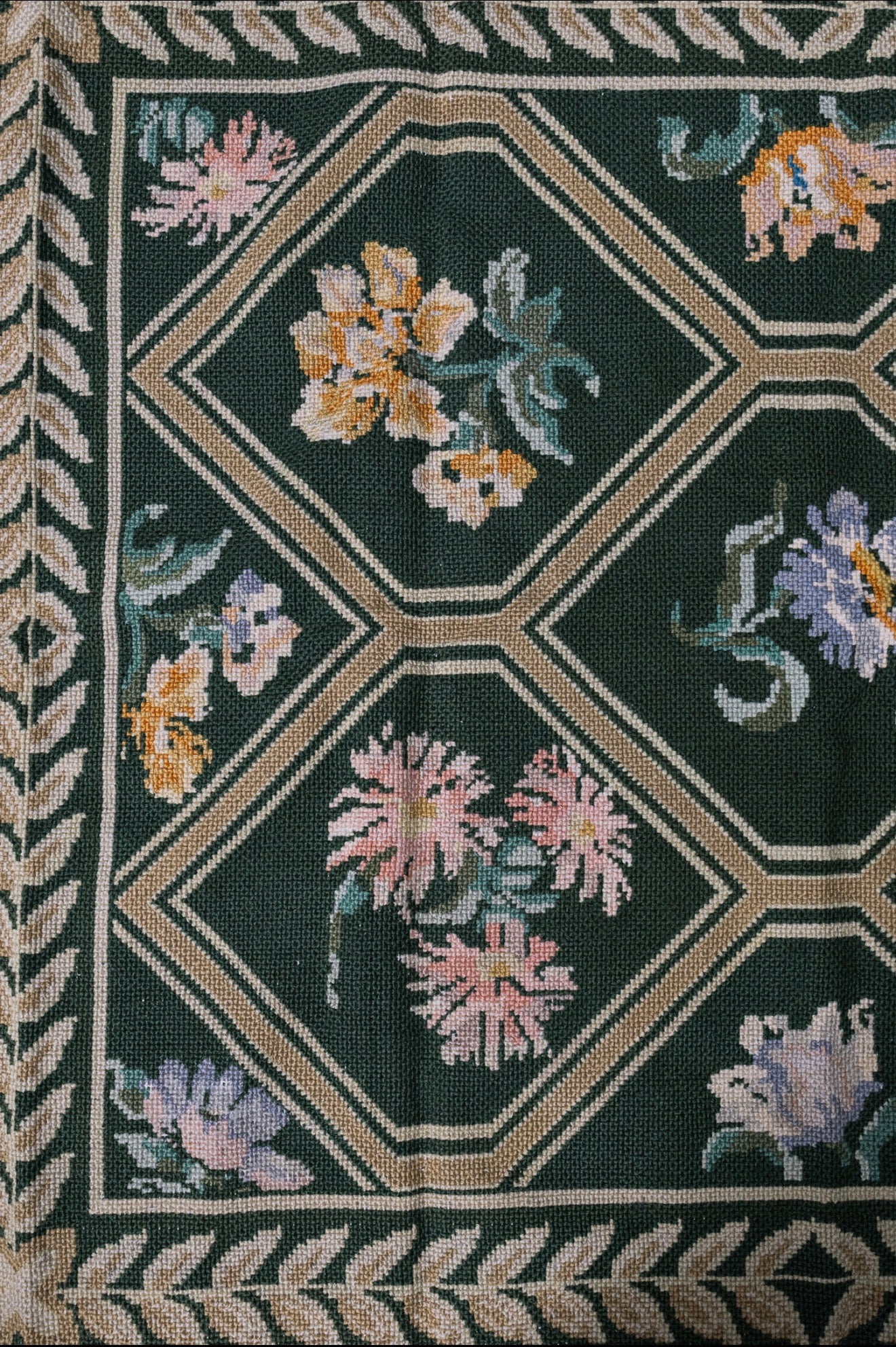 Tapeçaria / tapete bordado à mão Casa Caiada com fundo verde e motivos florais 