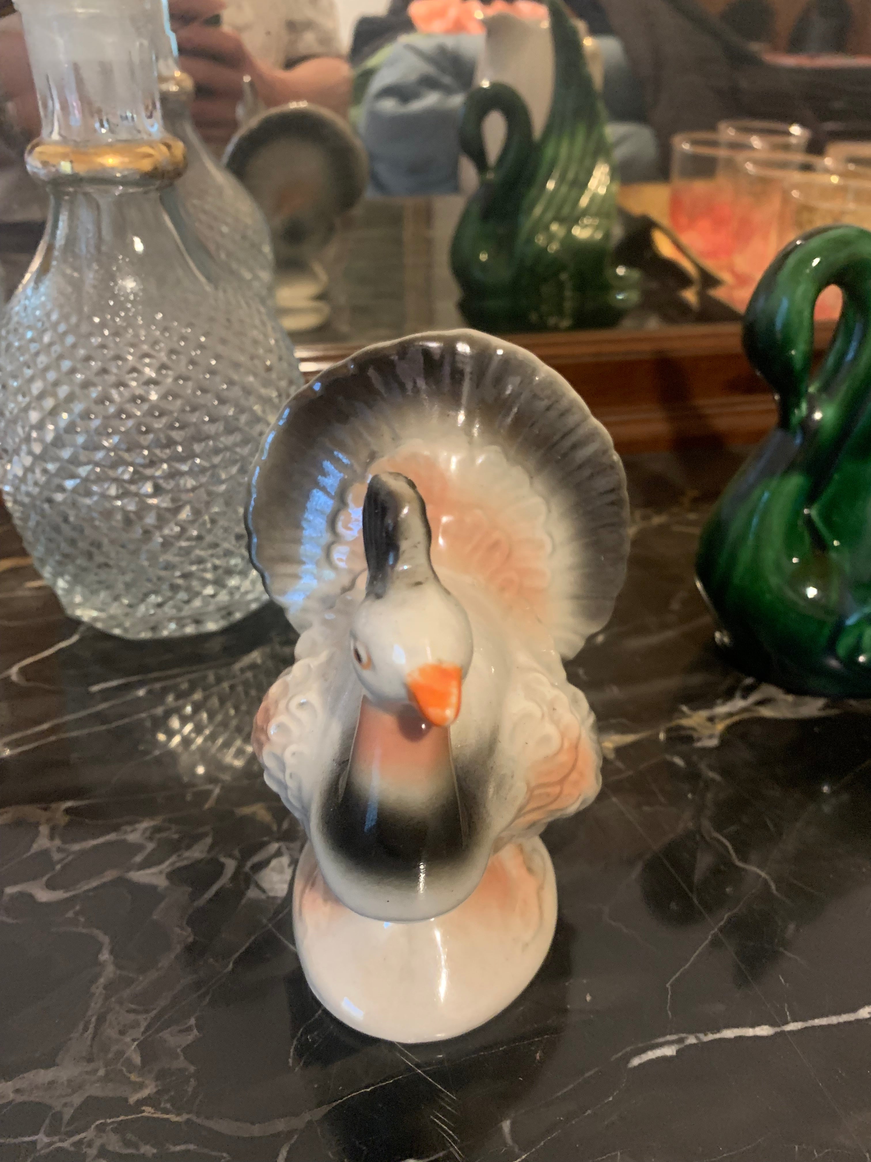 Diferente estatueta bibelot em porcelana Pavão