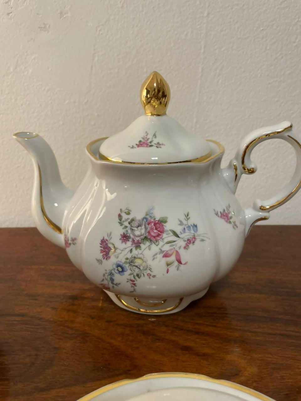 Aparelho de chá em porcelana Barão do Rio Branco floral friso dourado