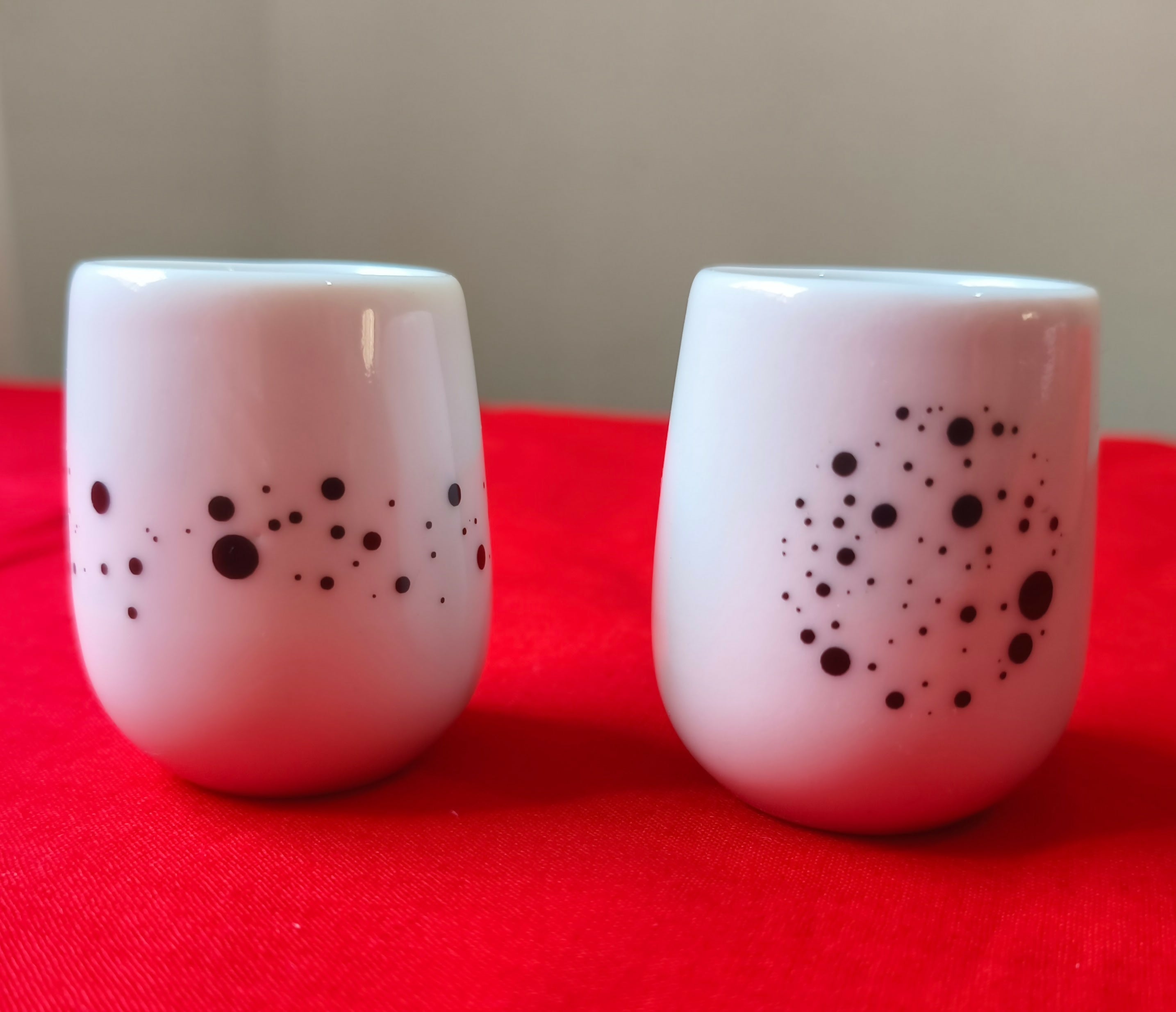 Par de copinhos para café em porcelana