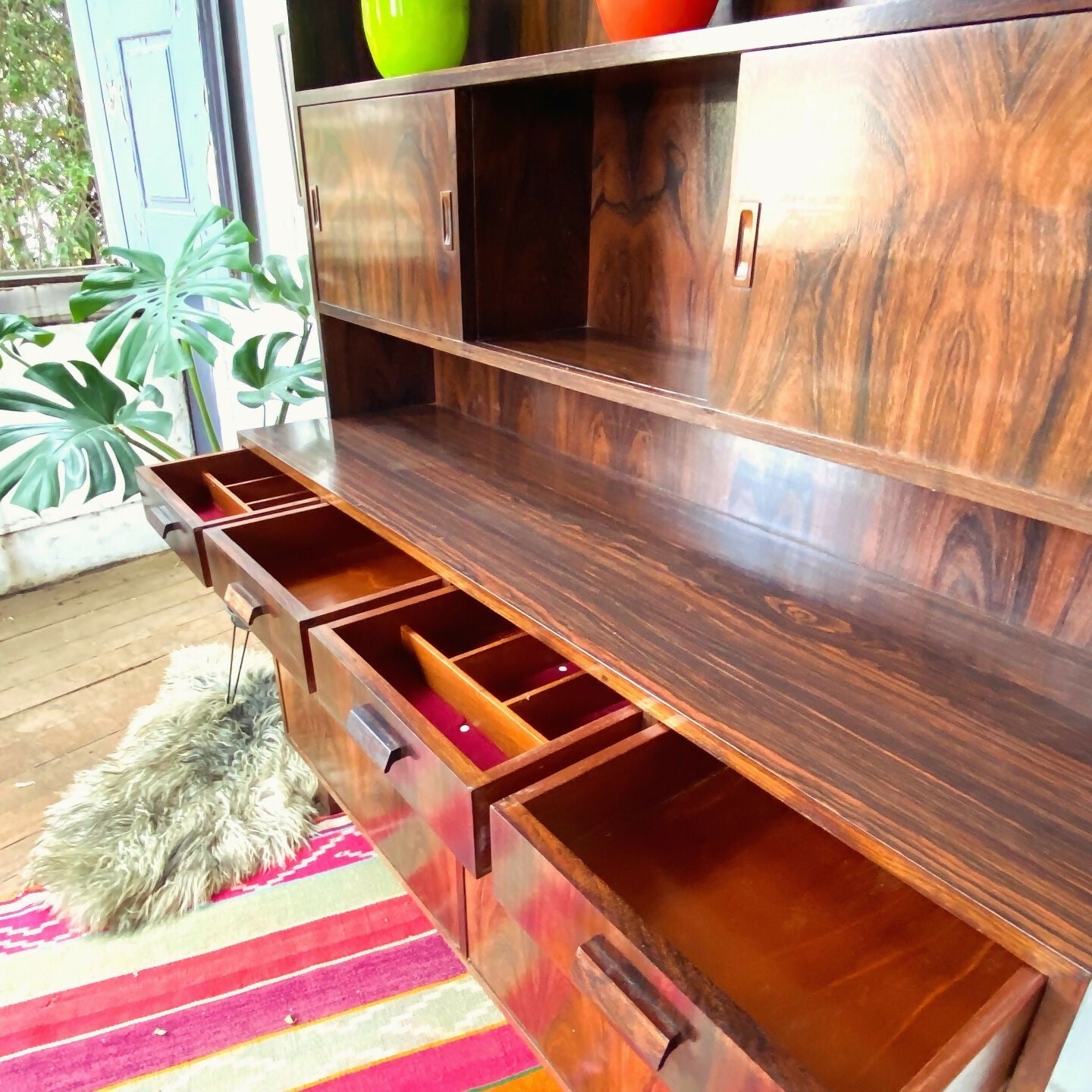 Estante Mid Century anos 60 design escandinavo em jacarandá